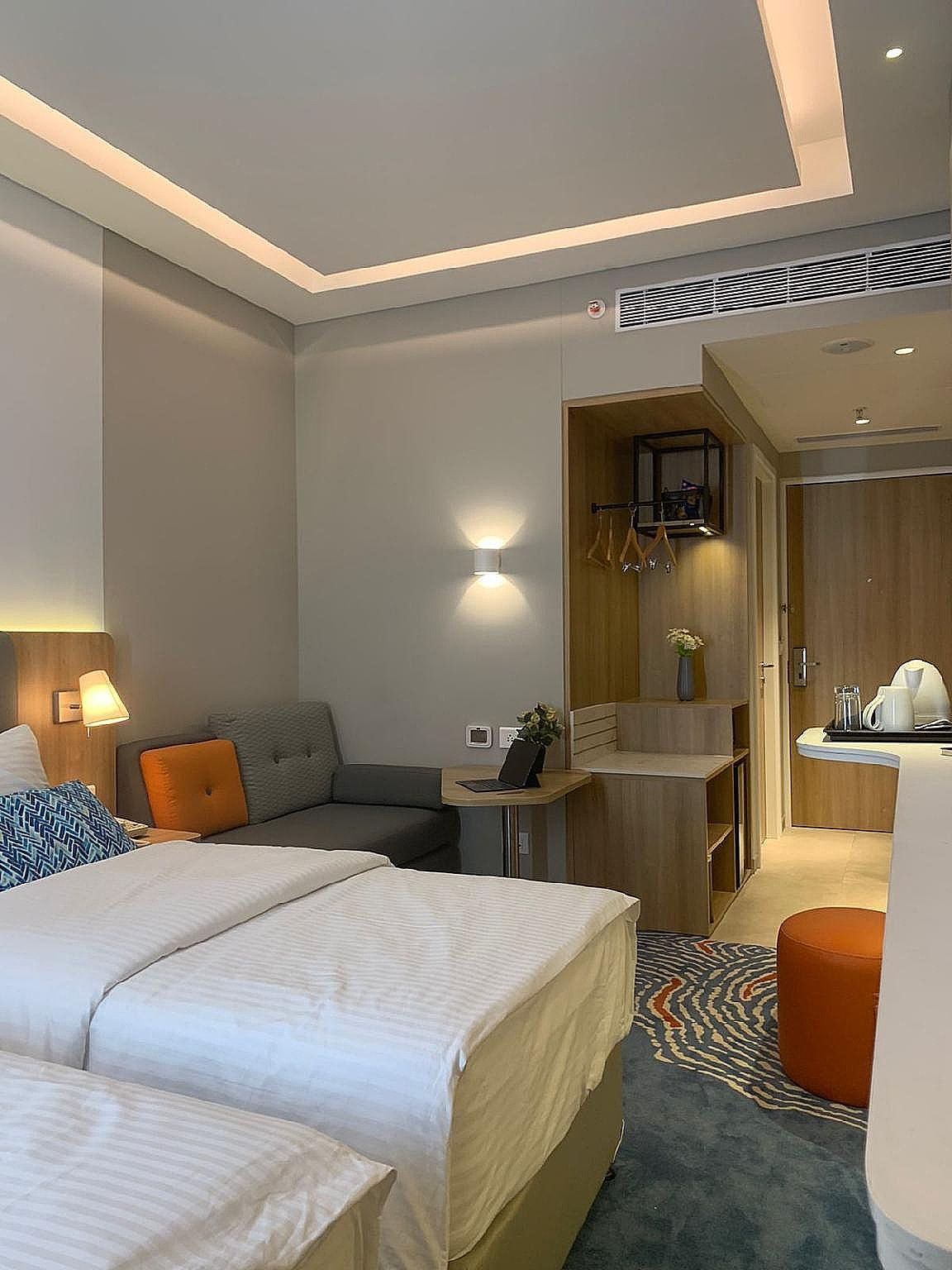 1 Queen Standard Accessible