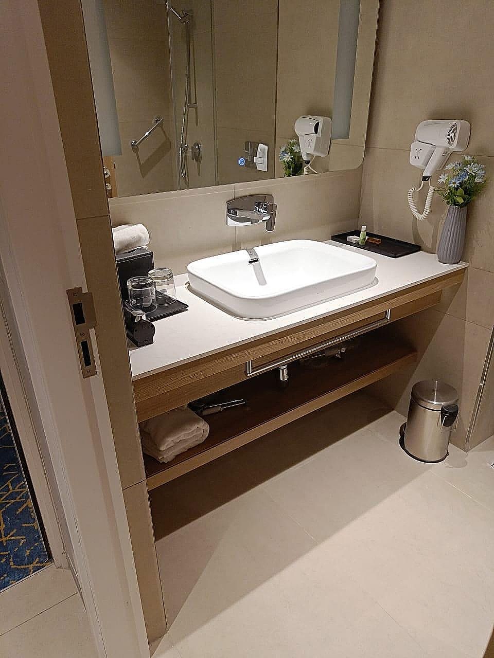 Holiday Inn Express Bengaluru Bommasandra 1 Queen Standard 2