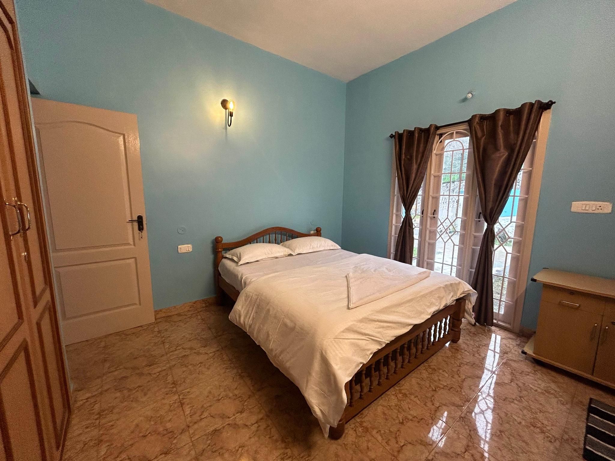Deluxe Double Room with Shared Bathroom