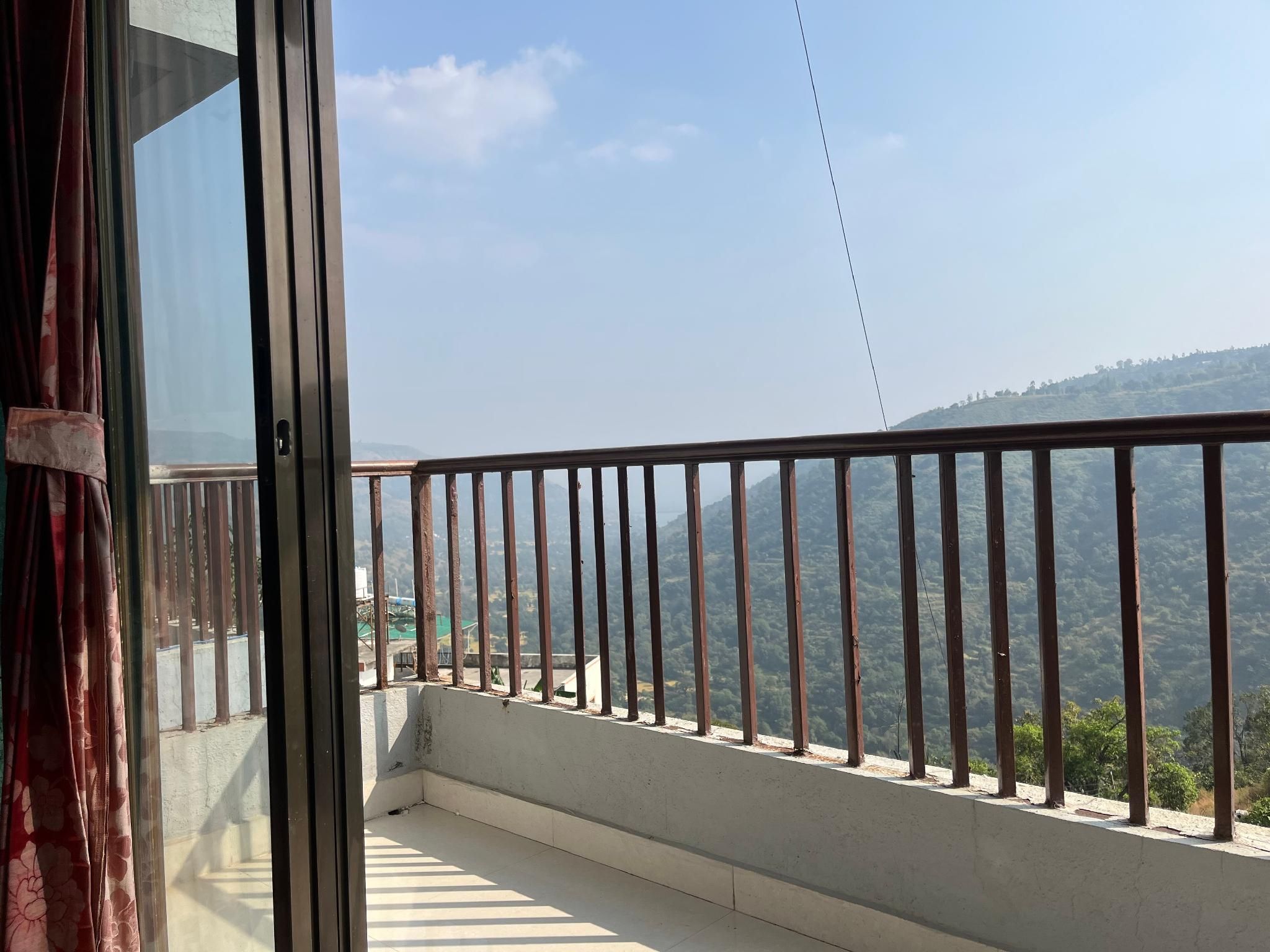 S2Residency Deluxe Room with 1 King Bed 3