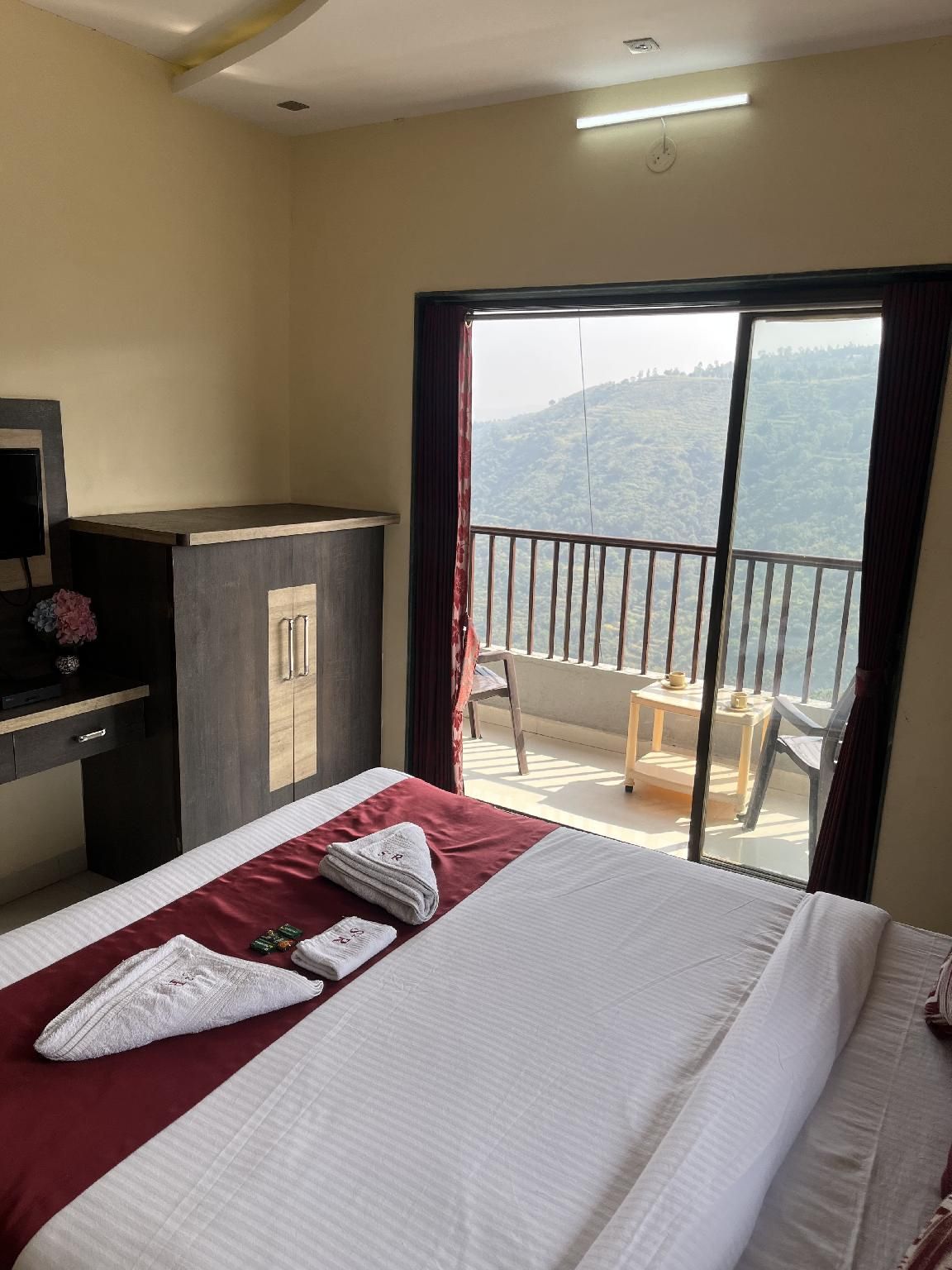 S2Residency Deluxe Room with 1 King Bed 2