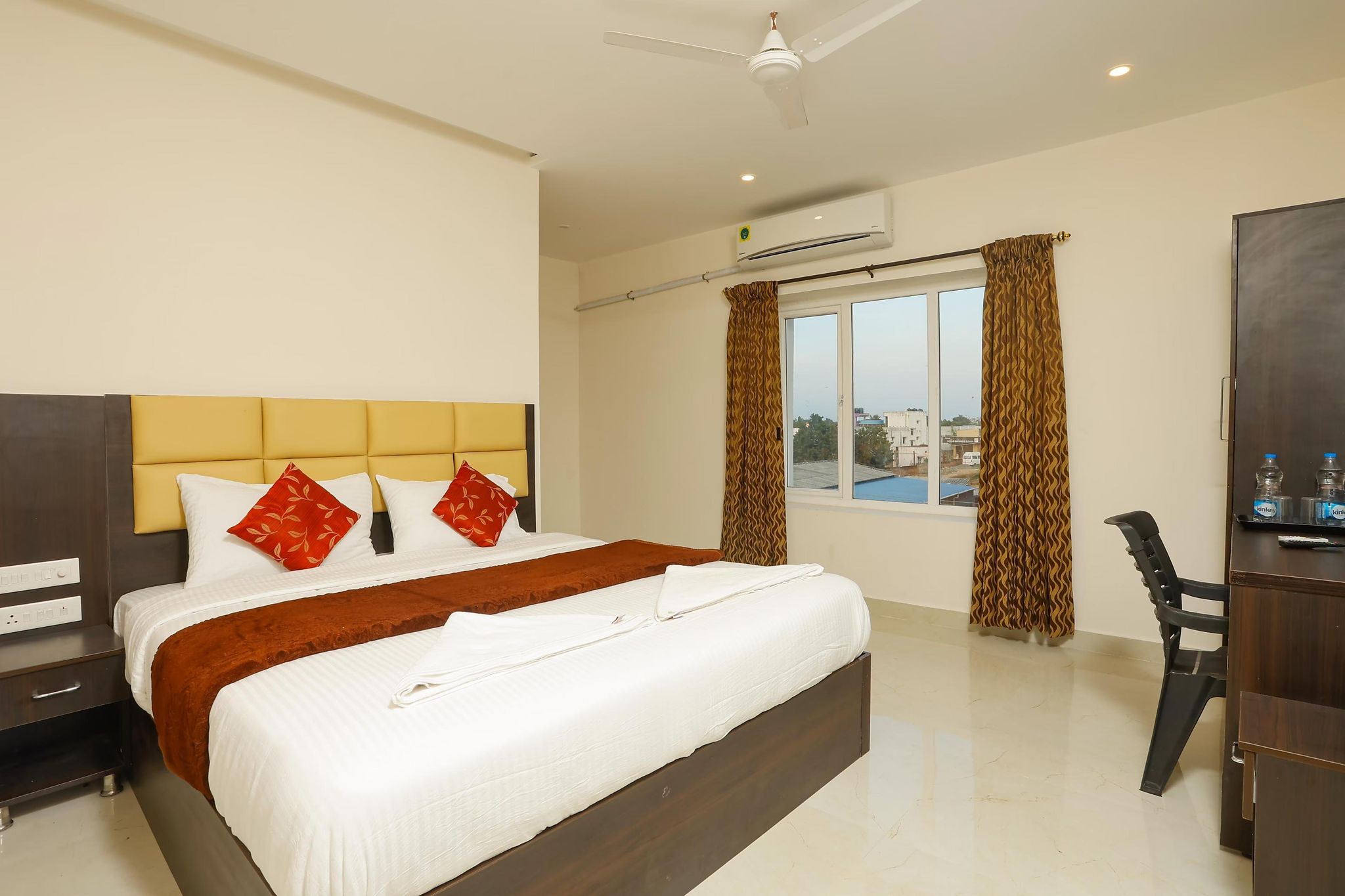 Hotel Harish Palace Deluxe Double bed 2