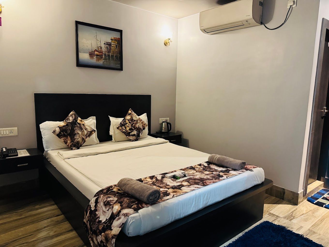 DELUXE DOUBLE BED