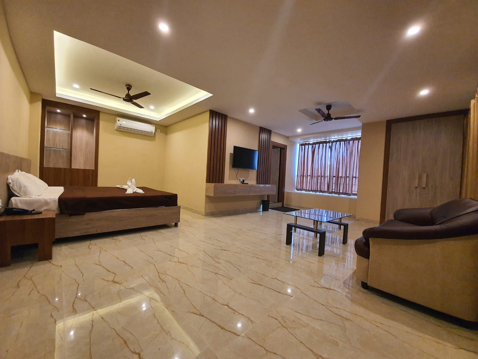 SUITE ROOM