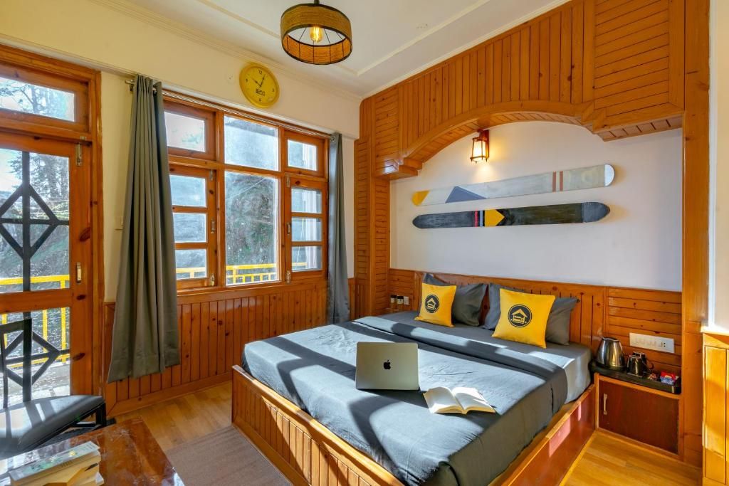 The Hosteller Narkanda Standard Double Room with Balcony 2