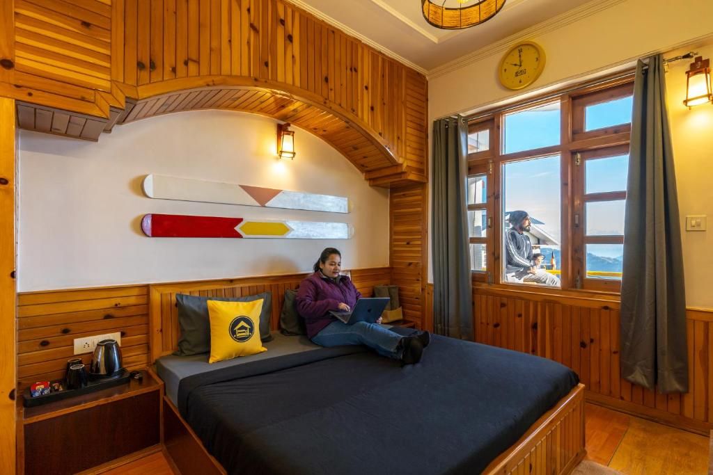 The Hosteller Narkanda Standard Double Room with Balcony 3
