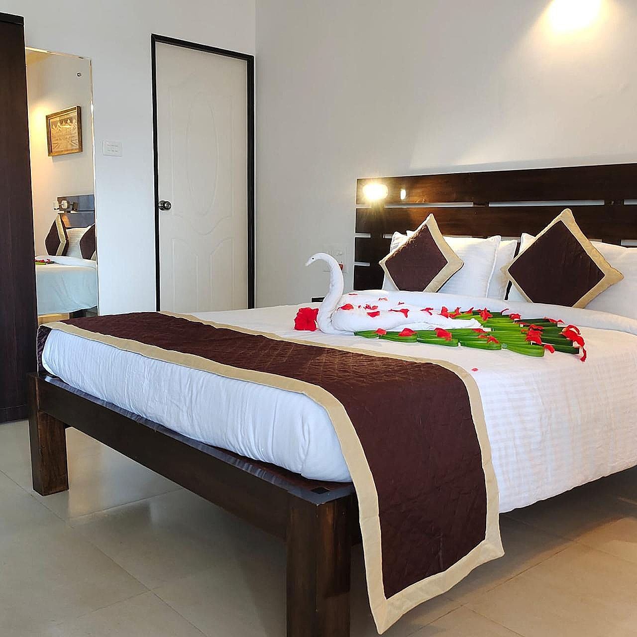 The Woodside Inn DELUXE POOL VIEW SUPERIOR ROOM WITH BALCONY 4