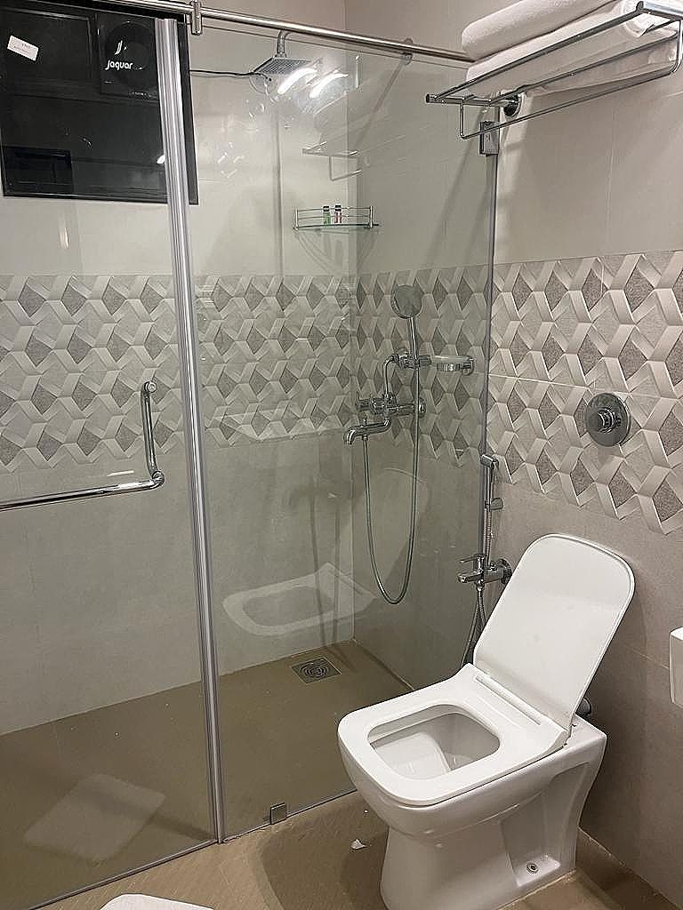 The Woodside Inn DELUXE POOL VIEW SUPERIOR ROOM WITH BALCONY 6