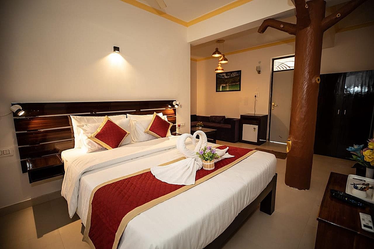 The Woodside Inn DELUXE POOL VIEW SUPERIOR ROOM WITH BALCONY 3