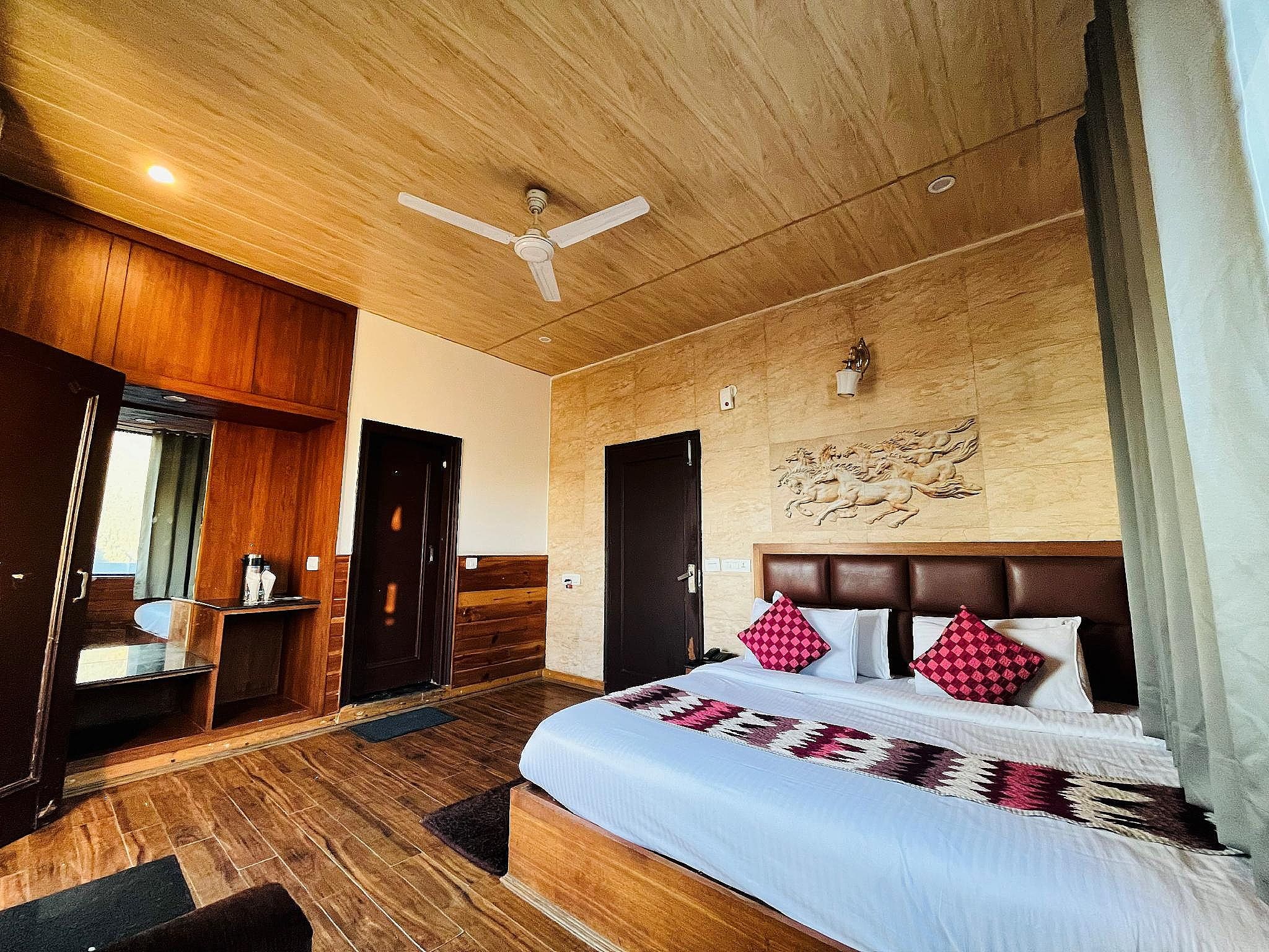 Hotel Divyansh Premium Room with Balcony 2