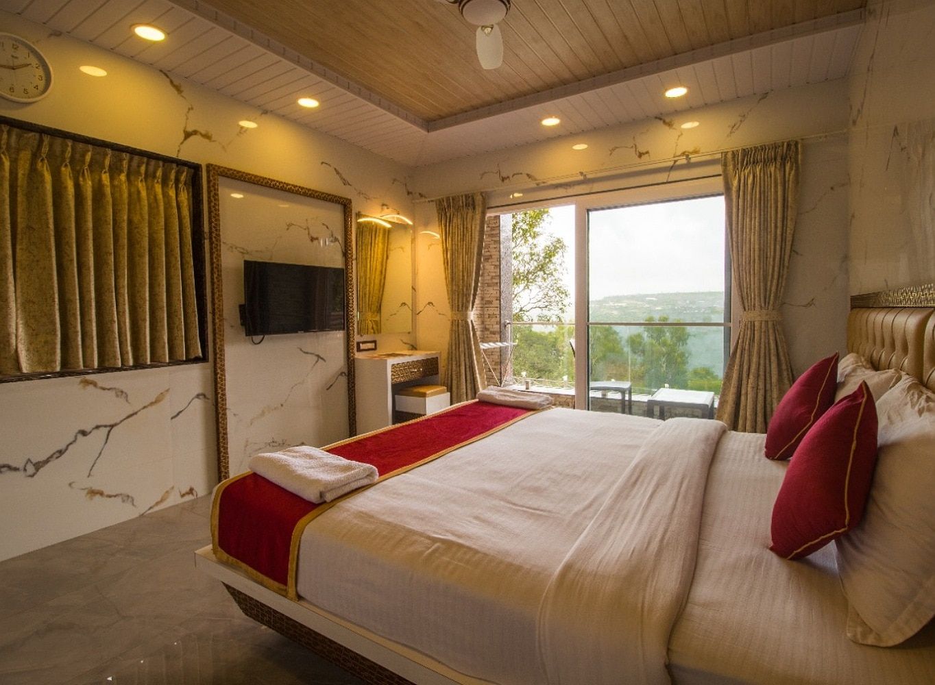 ASTER - Family Suite Room with Balcony and Jacuzzi