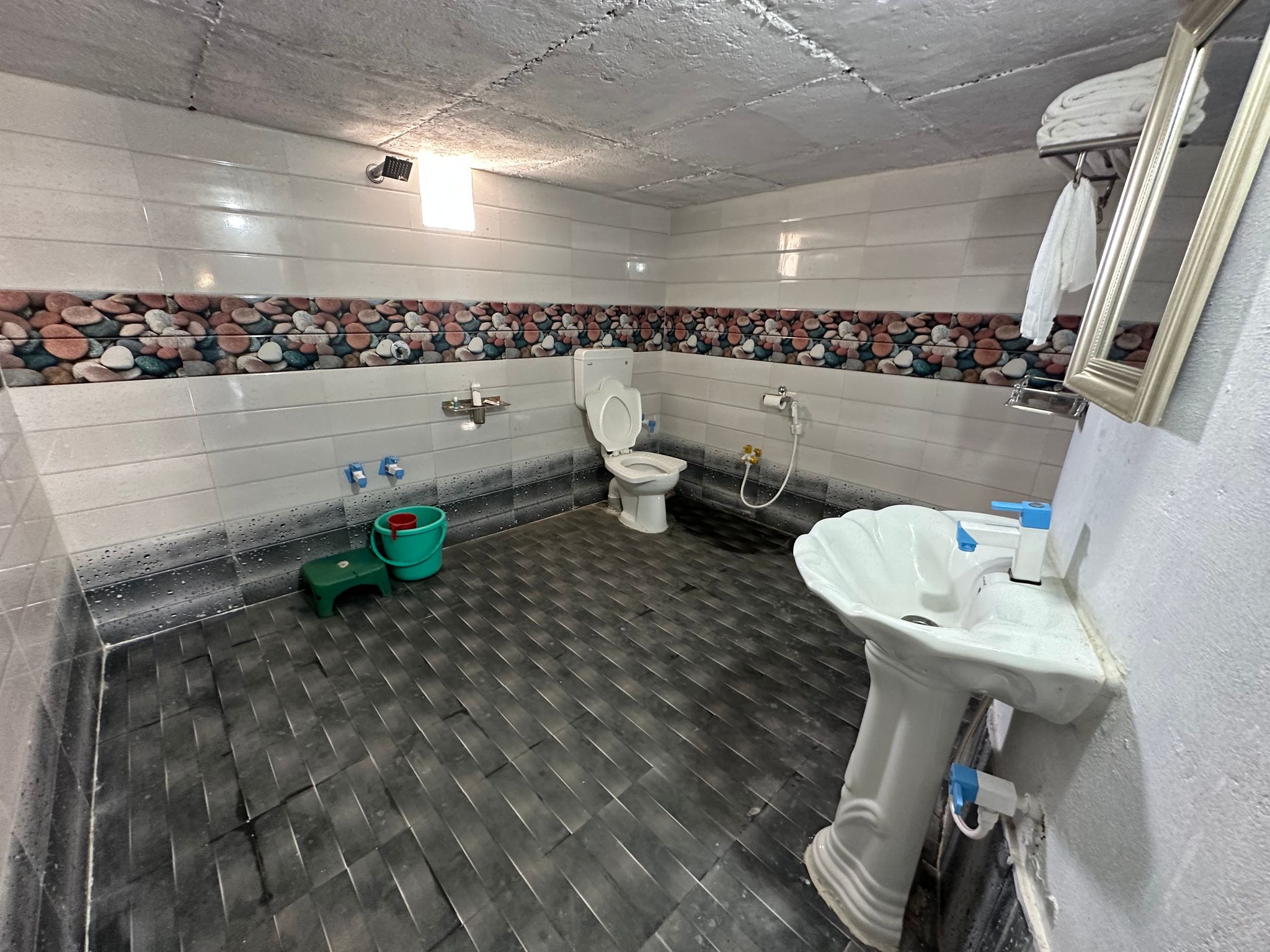 Modhera Sunrise Resort Luxury AC Bhunga 3