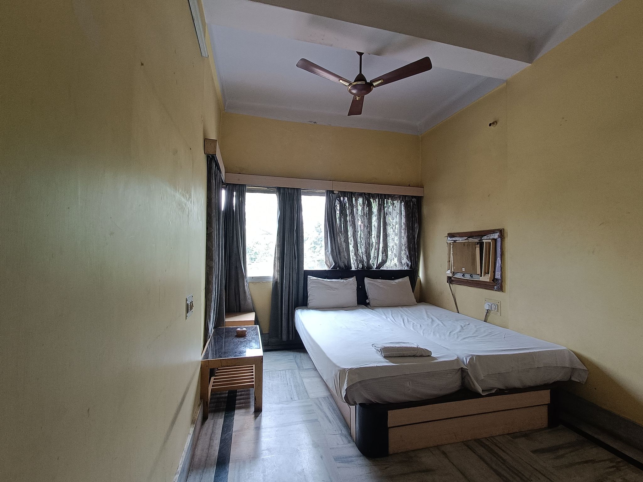 Reliance Guest House AC Deluxe Room 3