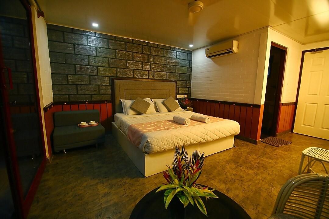 Green Palace Ayurveda Resort Deluxe Lake View Room 3