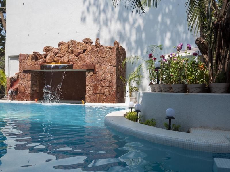 swimming pool [outdoor]