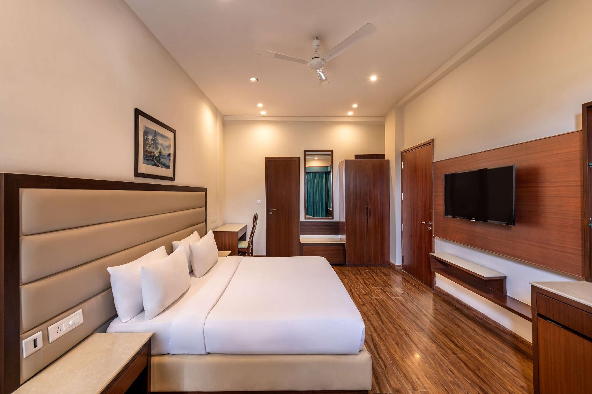 Deluxe Room - Pool & Valley View