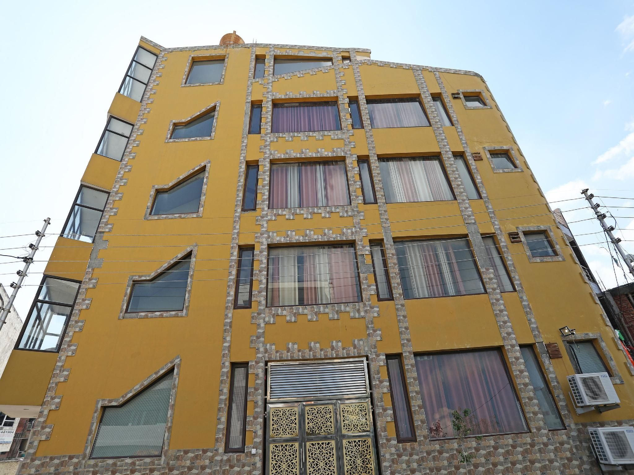 Super OYO Grand Empire Expressway Near Noida Sector 83 Metro Station