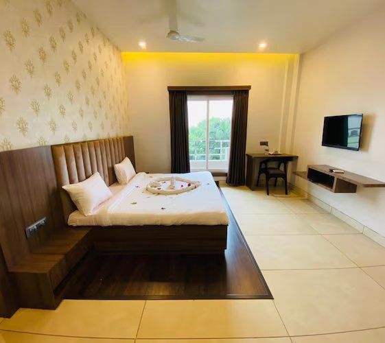 Hotel Grand Gulmohar Deluxe Balcony Room 4