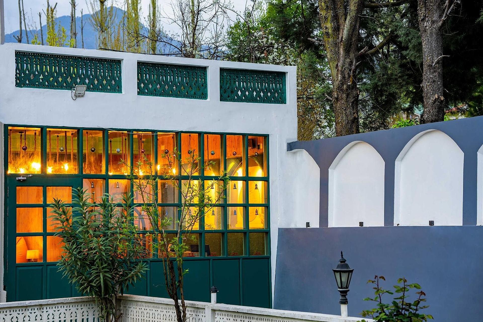 shared lounge/tv area