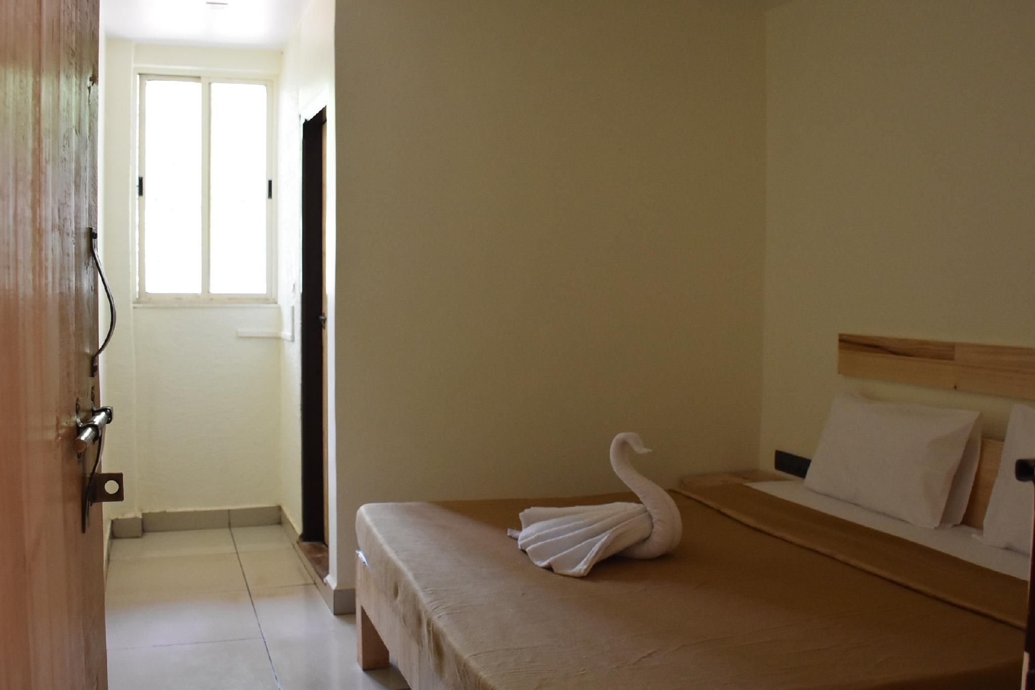 Riverside Inn Standard Room Non AC 6