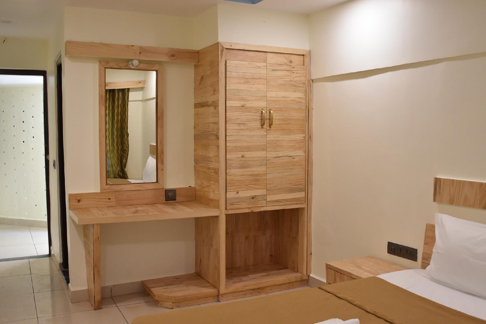 Riverside Inn Standard Room Non AC 7