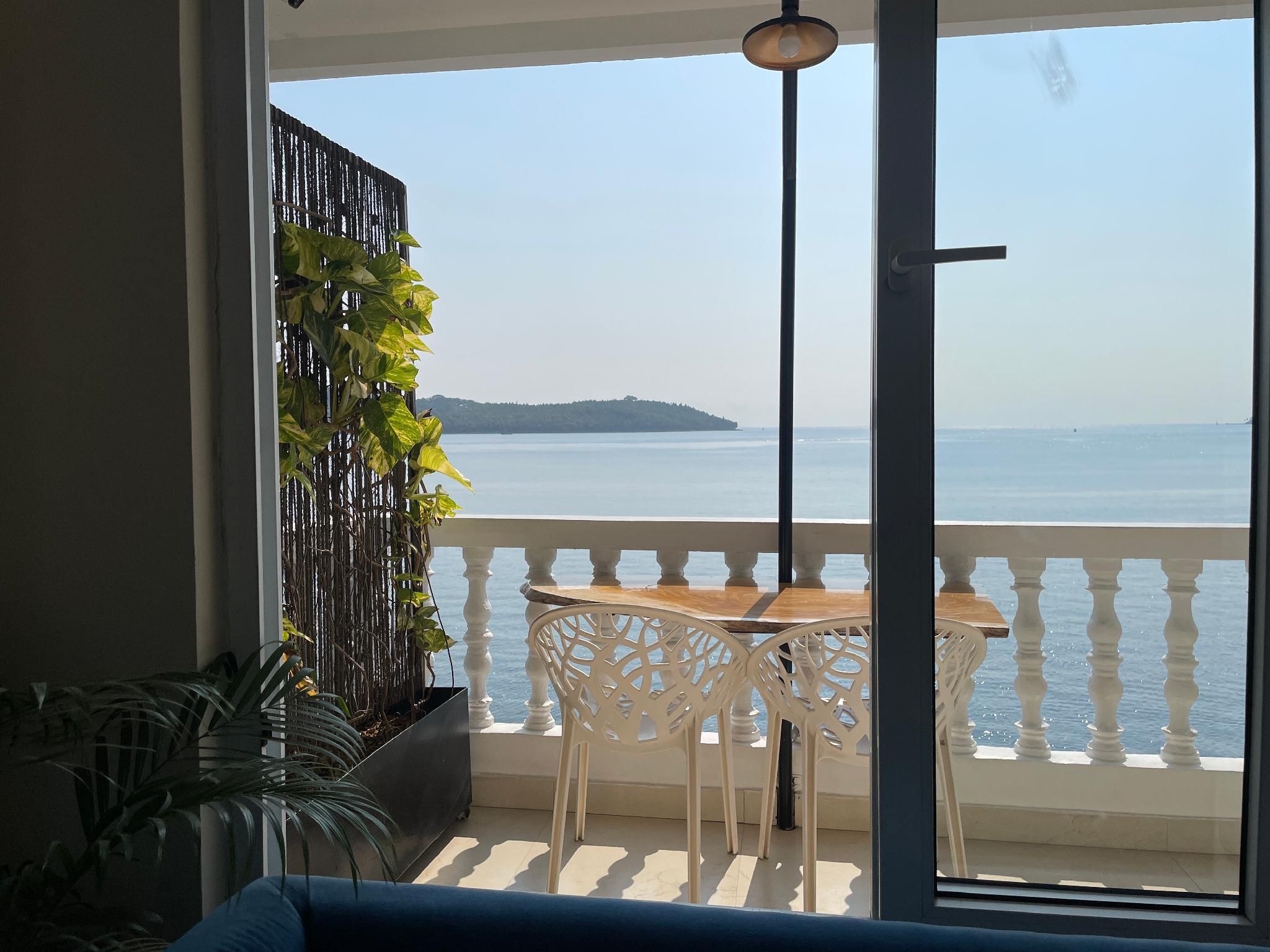 Salt Life - A Beach Front Property Sea View Room with Balcony 3