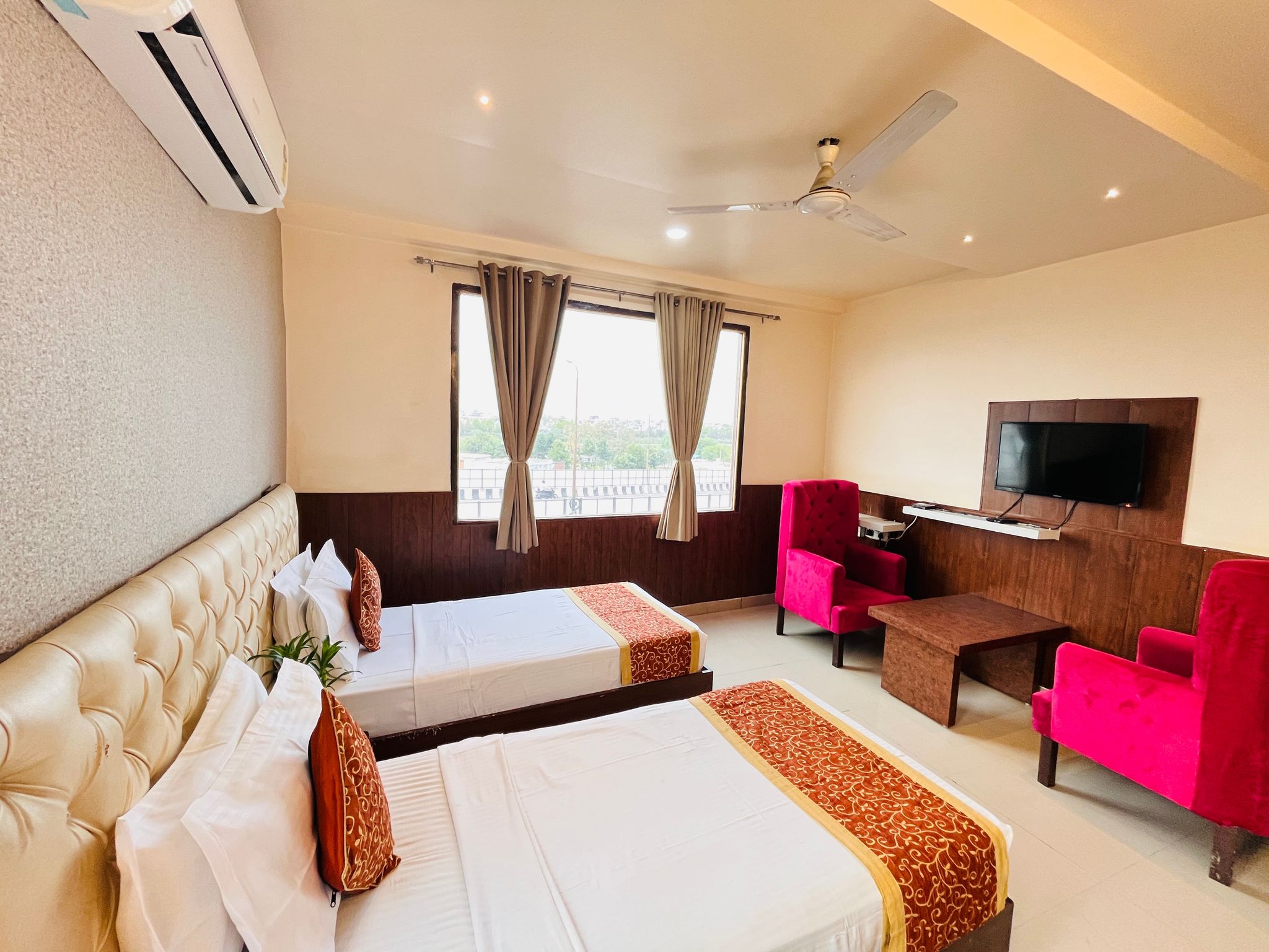 The Leaf Hotel Deluxe Double Room 5