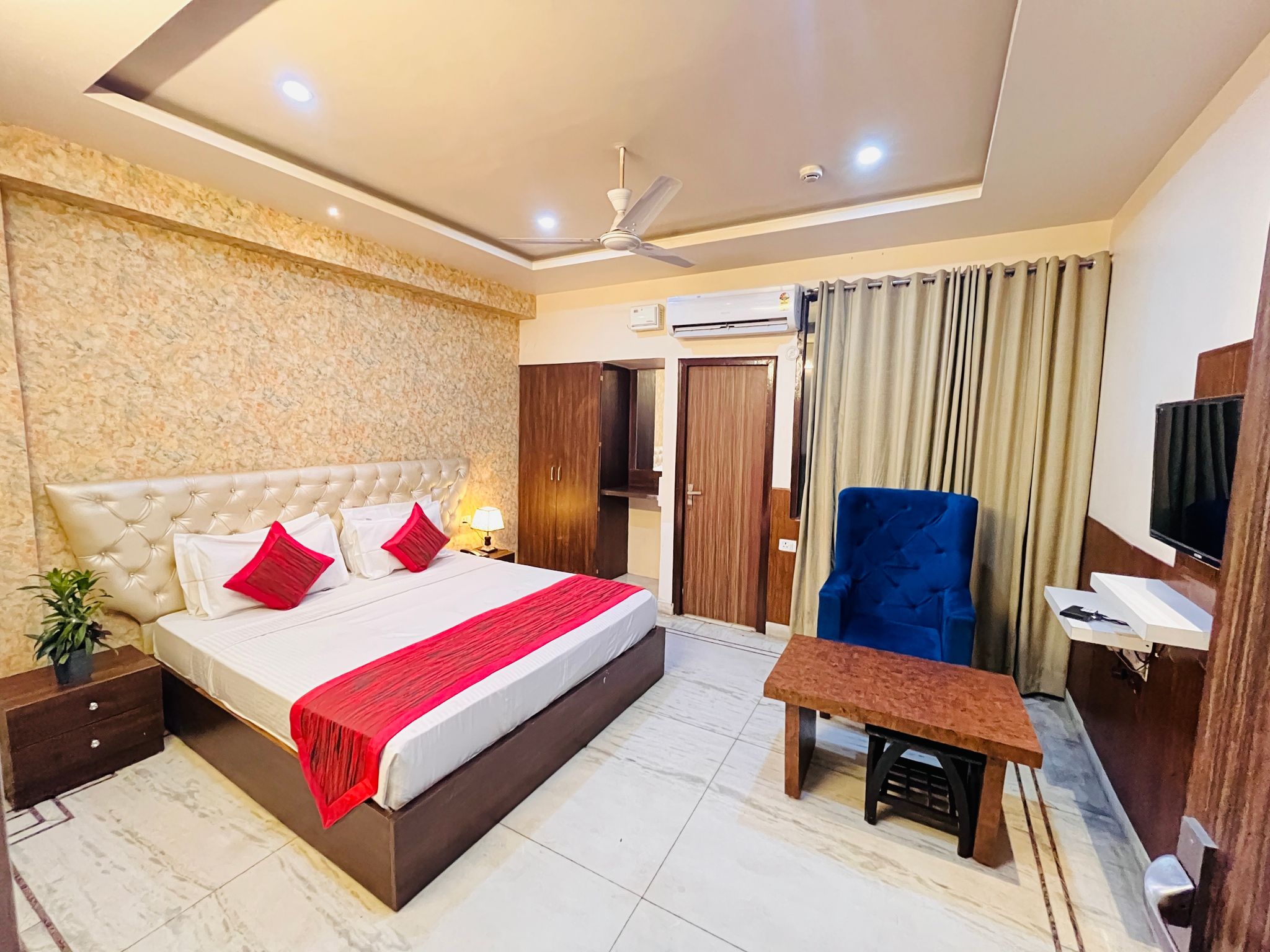 The Leaf Hotel Deluxe Double Room 7