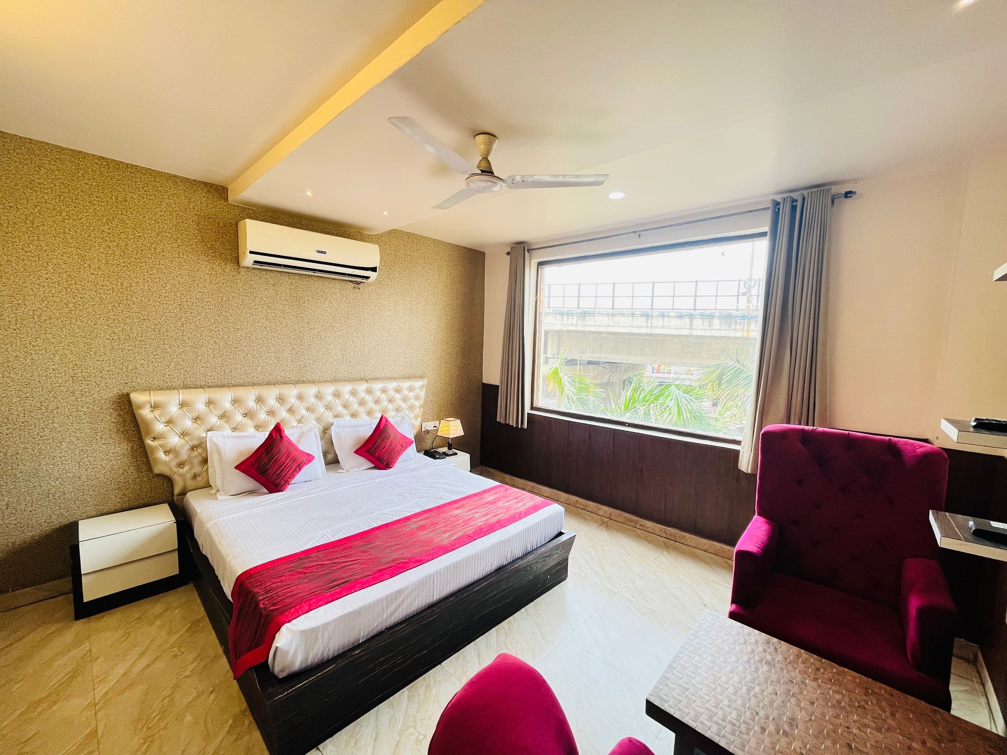 The Leaf Hotel Deluxe Double Room 9