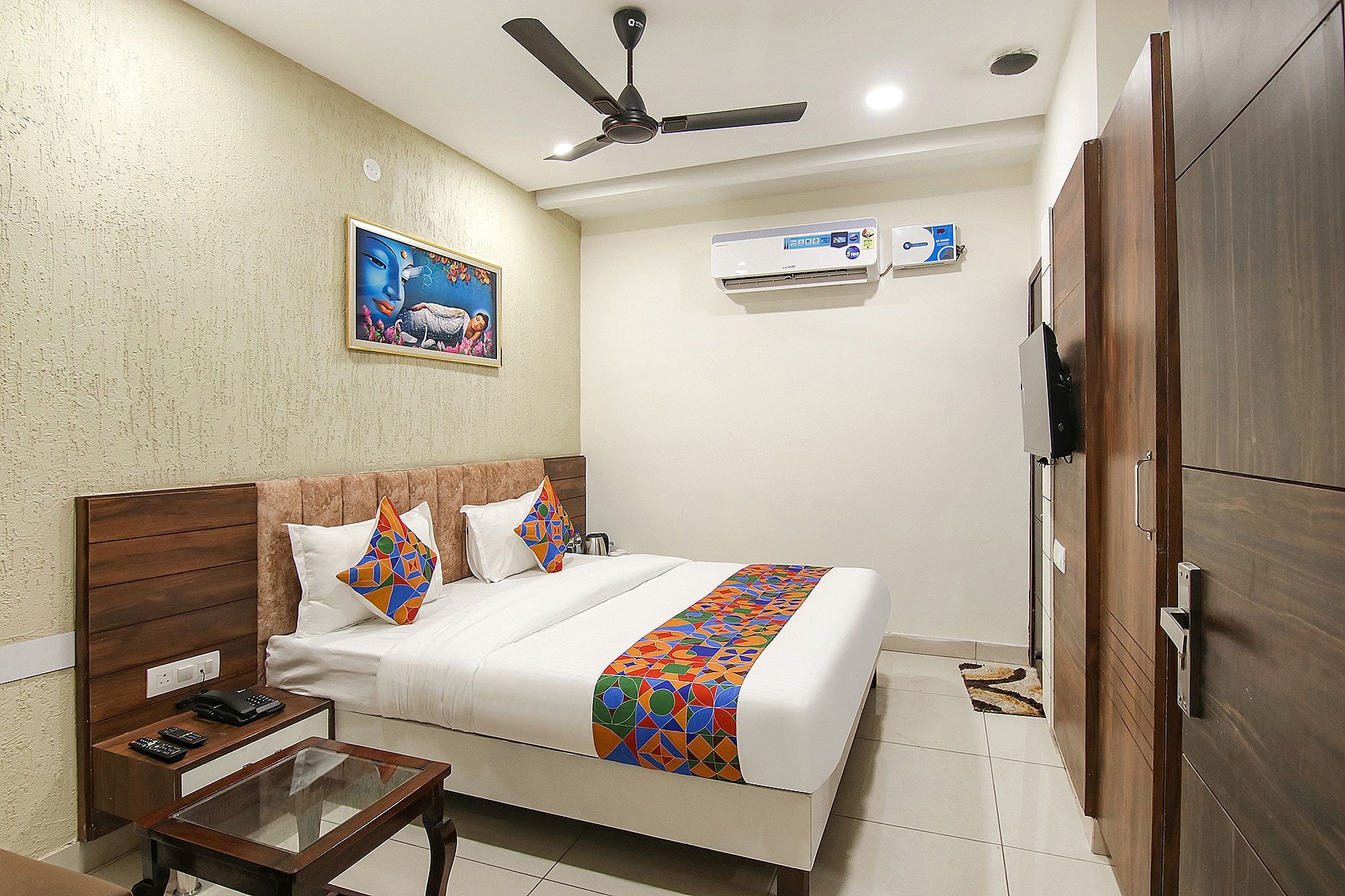 FabHotel Spring Deluxe Room 4