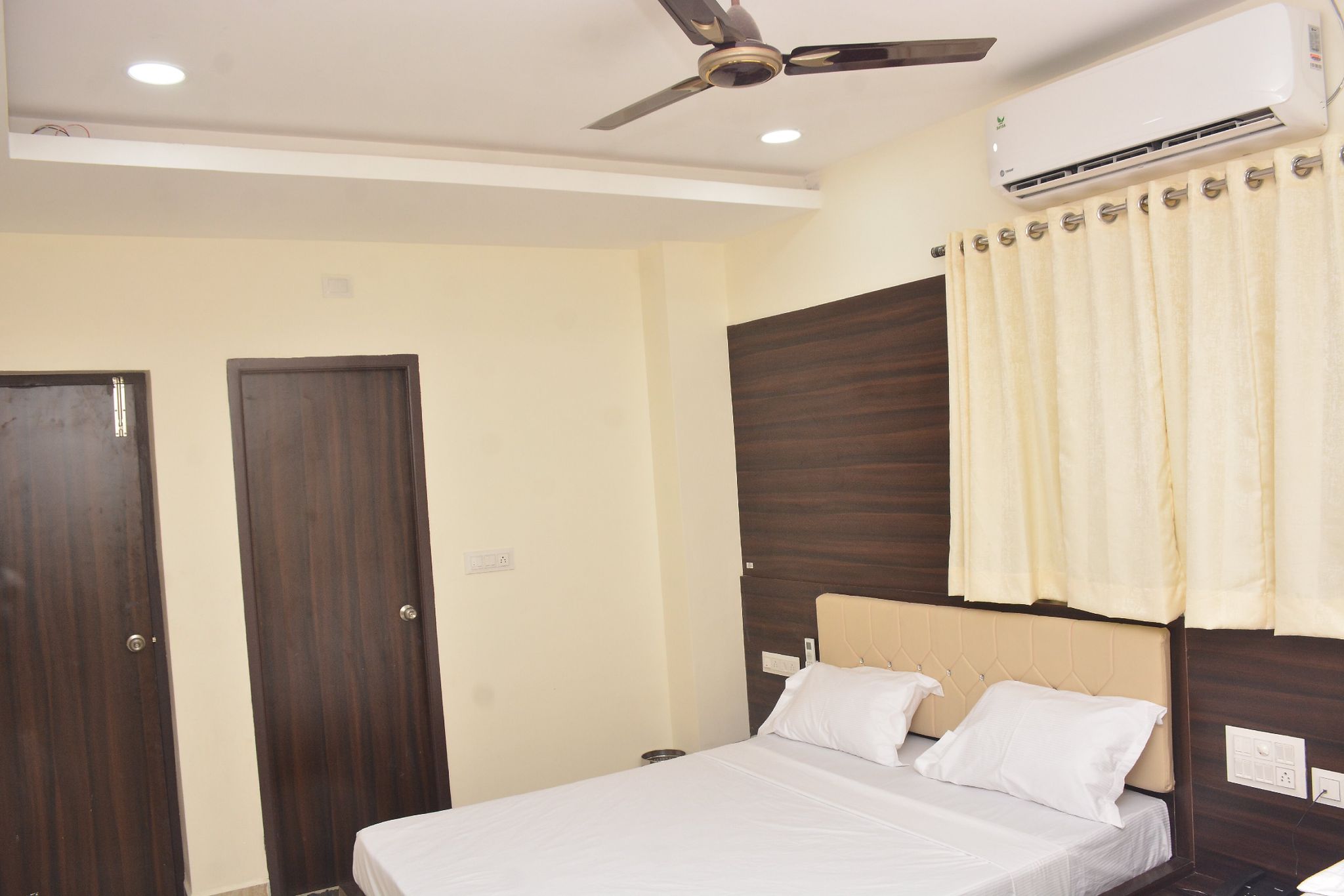 Arihanth Inn Deluxe Double 4