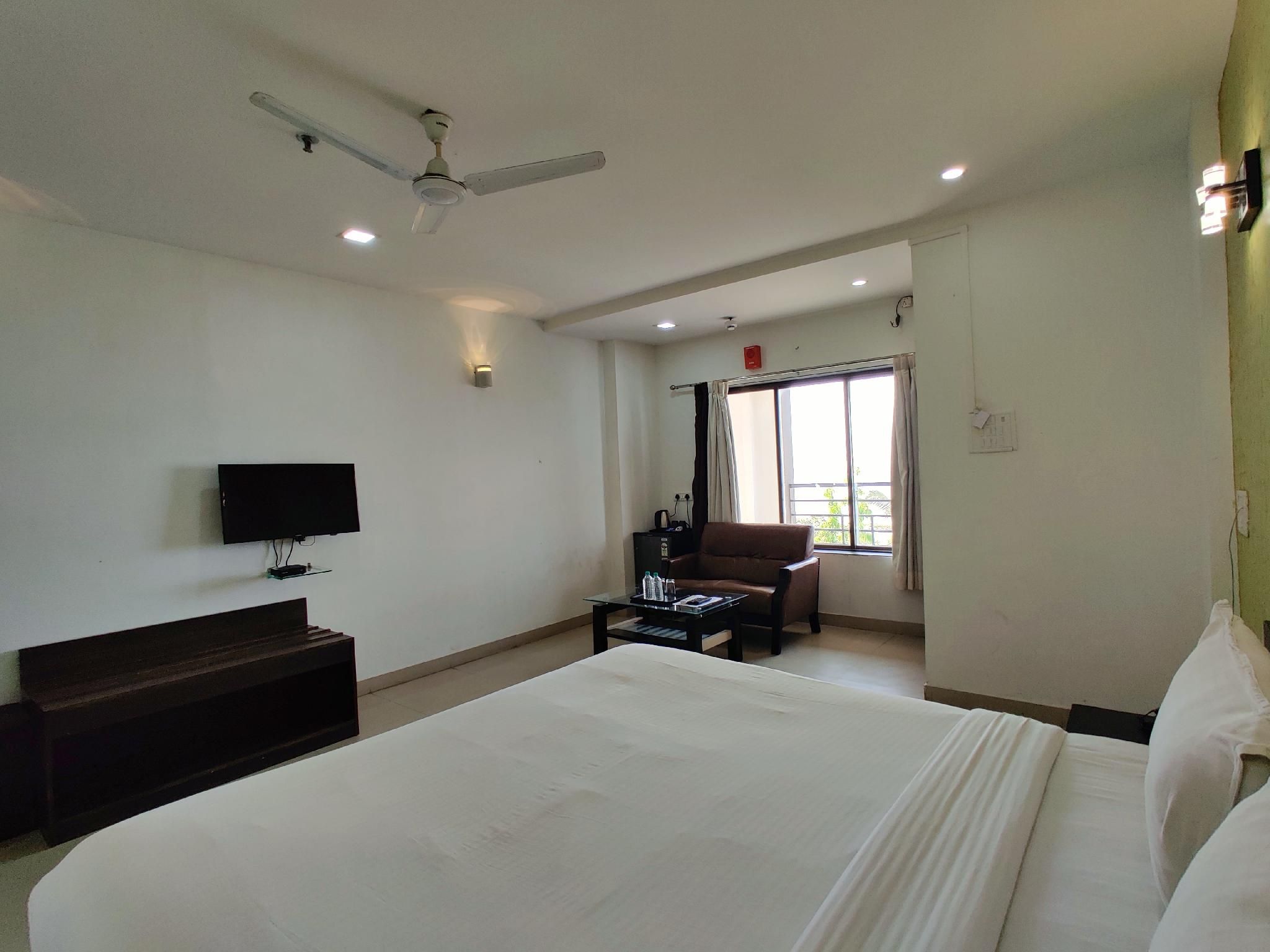 Golden Chariot Hotel Daman Deluxe Room Double 3