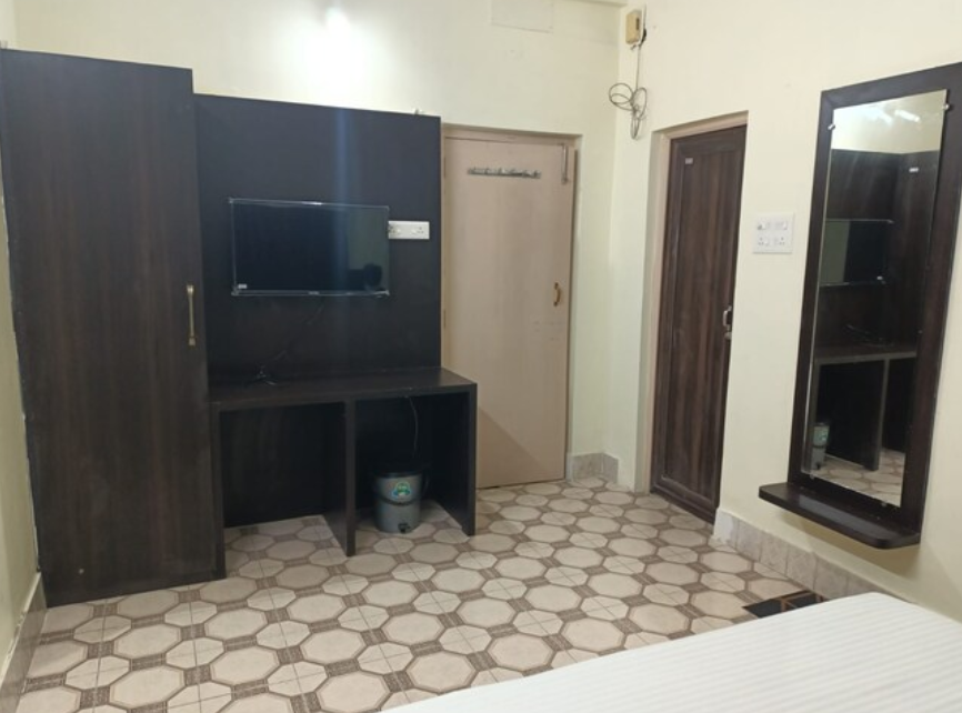 Hotel Queen Palace Non AC Room 3