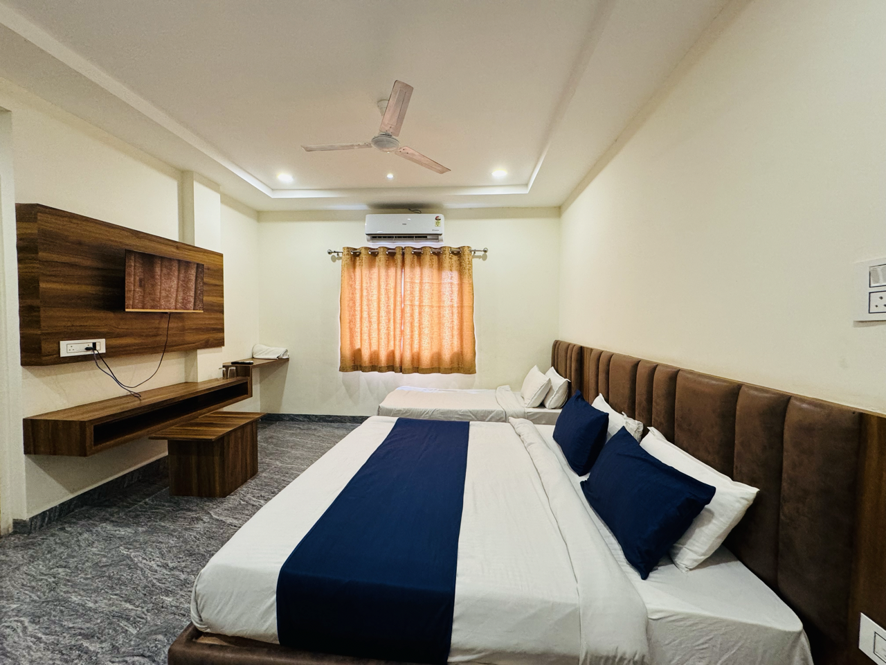 Hotel Anand Deluxe Triple Room 3