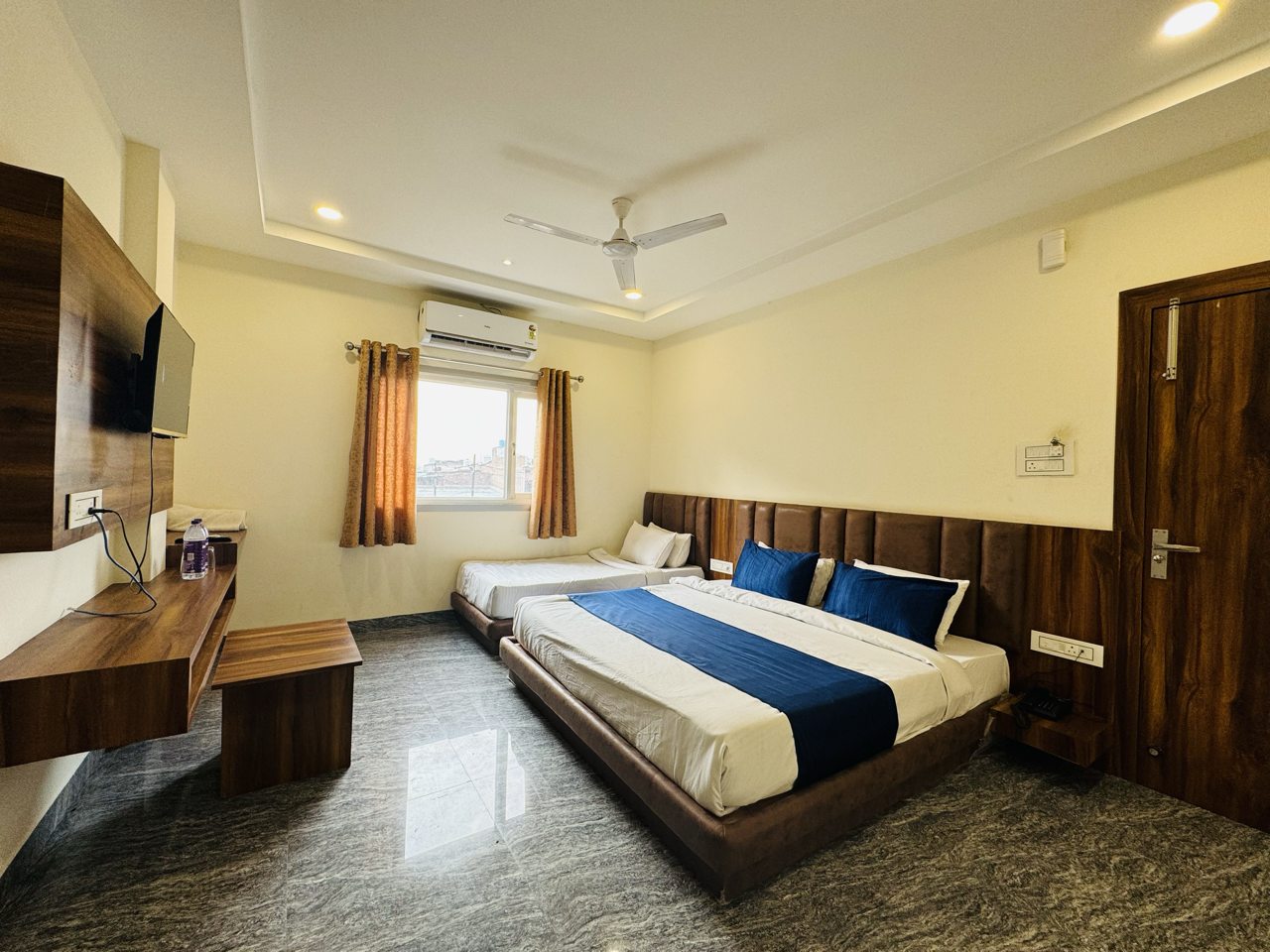Hotel Anand Deluxe Triple Room 2