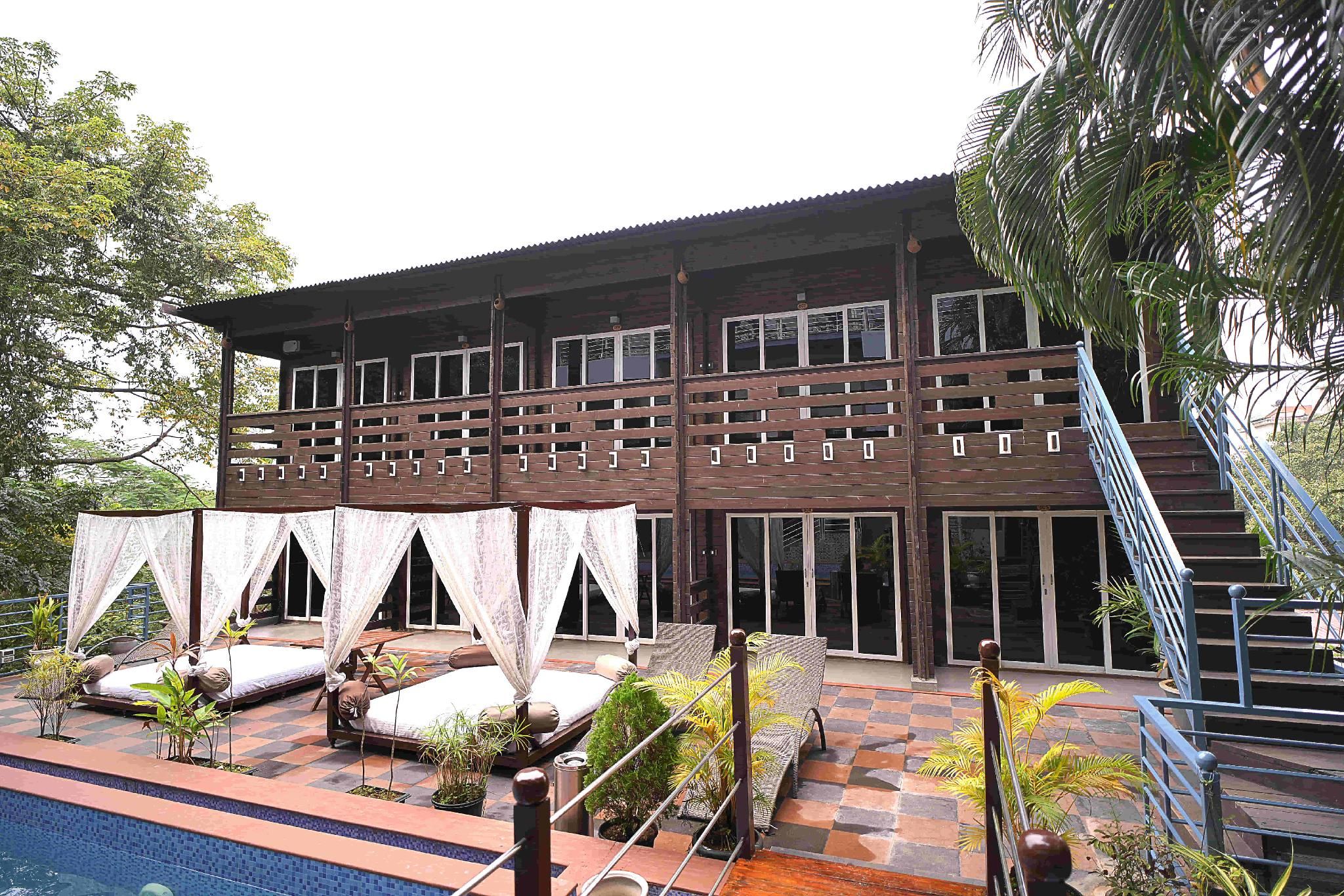 Swimming pool [outdoor]