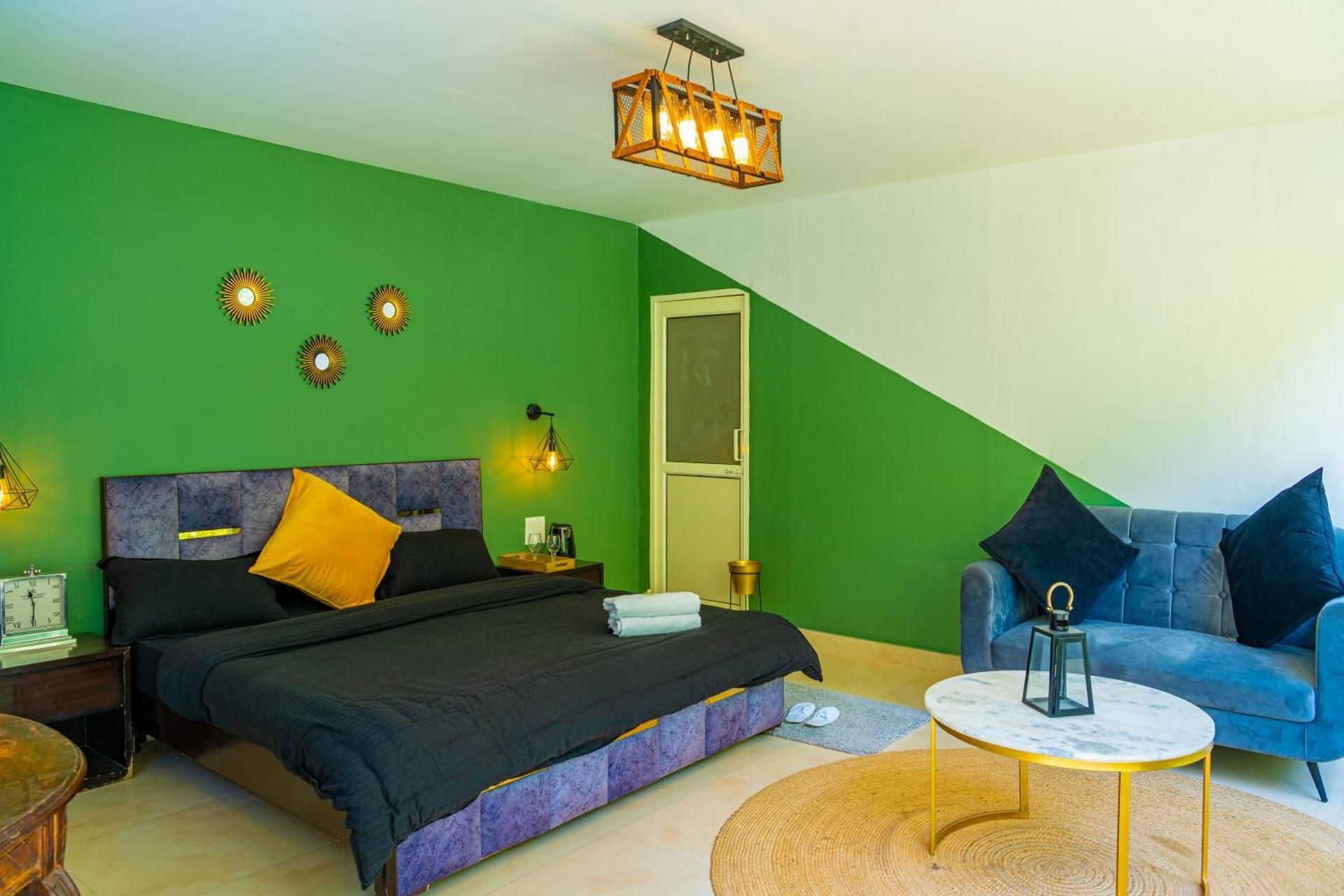 Glass House with 1 King Bed