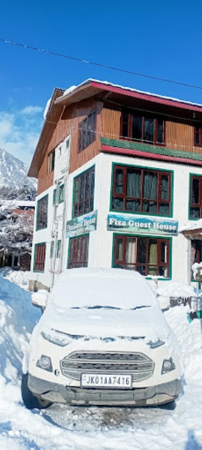 Goroomgo Fiza Guest House Pahalgam parking_lot