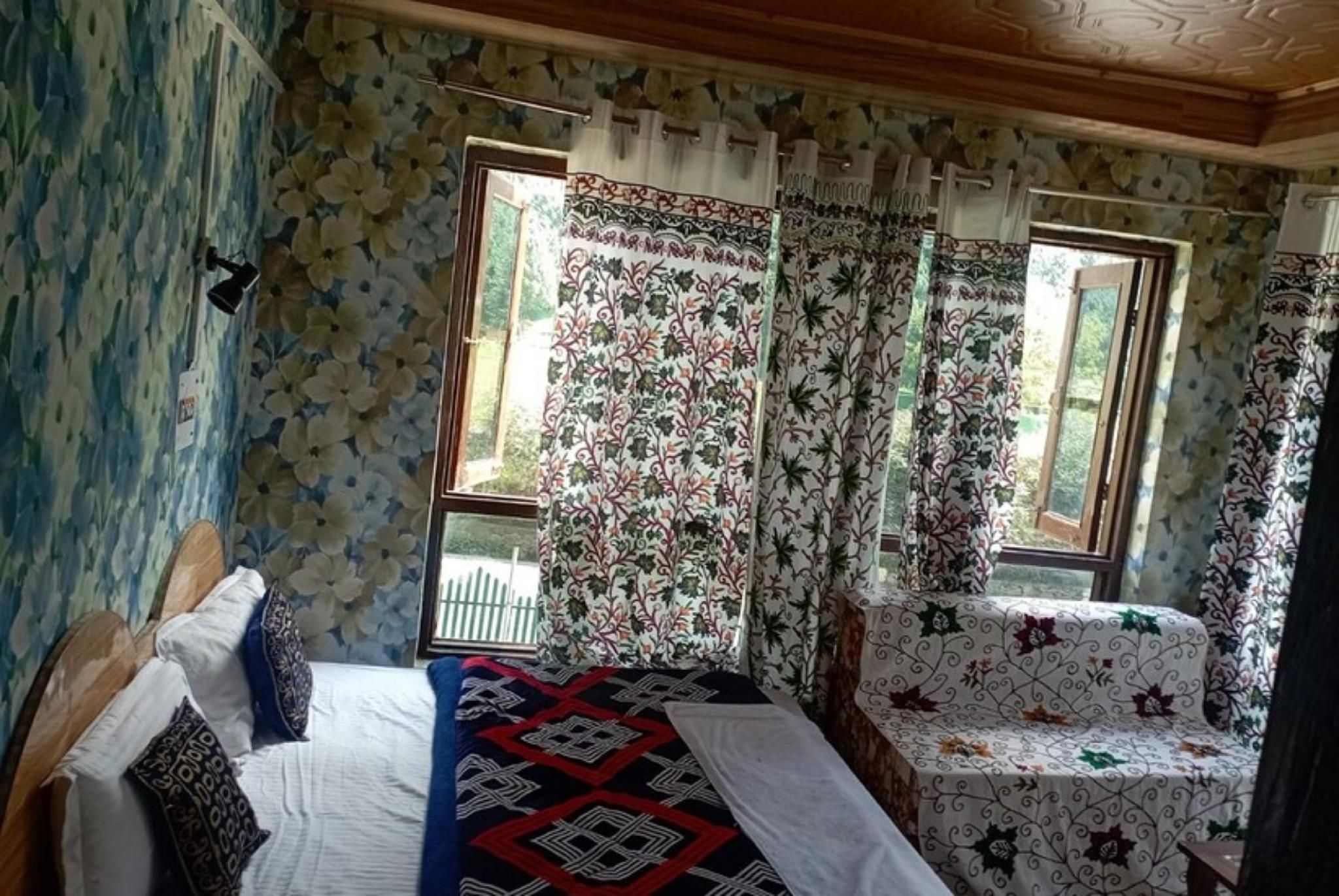 Goroomgo Fiza Guest House Pahalgam Deluxe Double Room