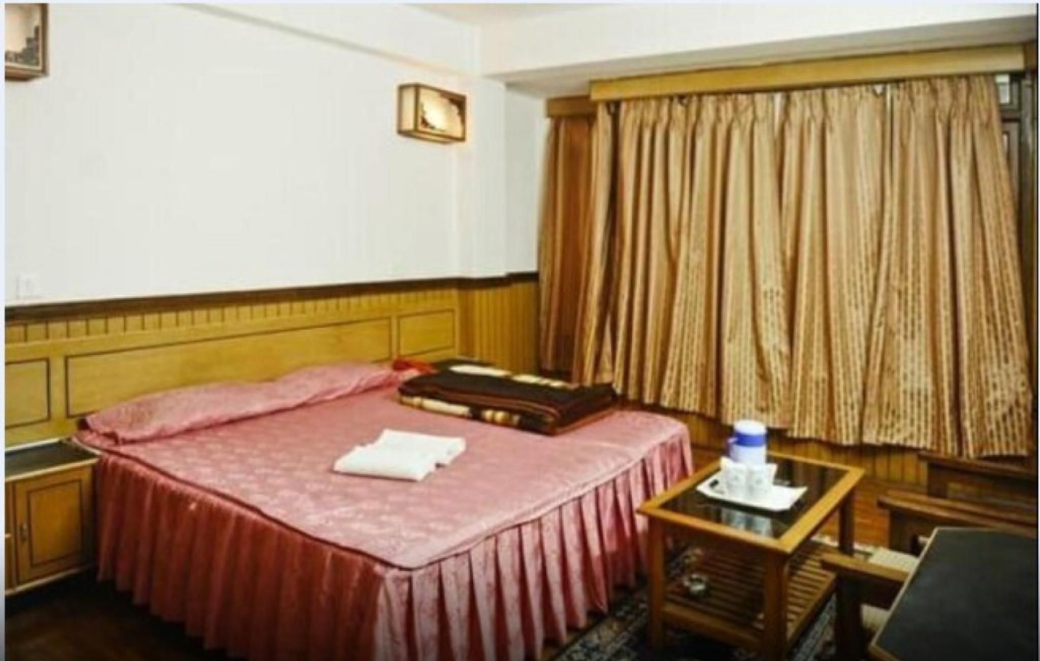 Goroomgo Fiza Guest House Pahalgam Deluxe Double Room 3