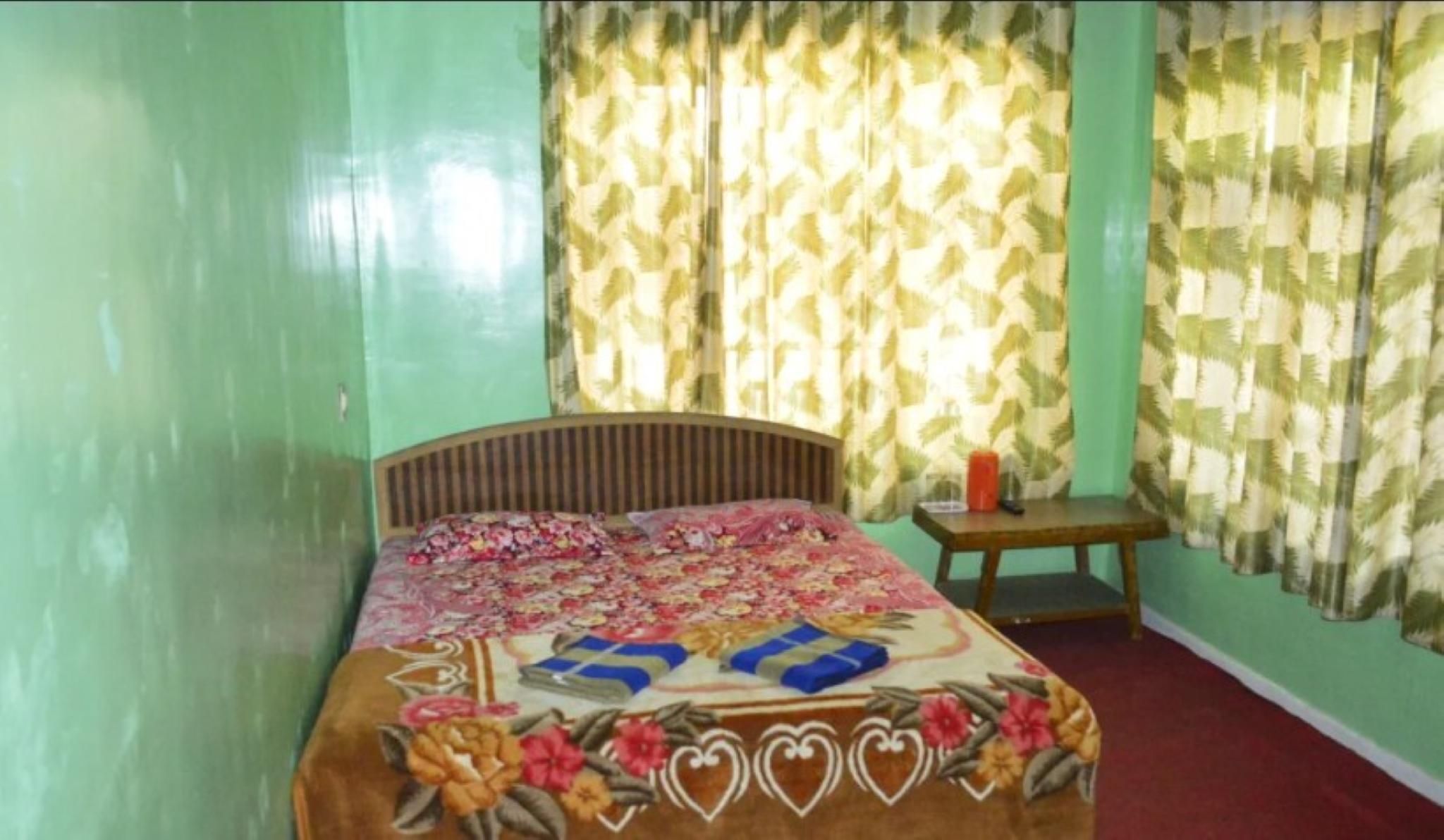 Goroomgo Fiza Guest House Pahalgam Deluxe Double Room 2