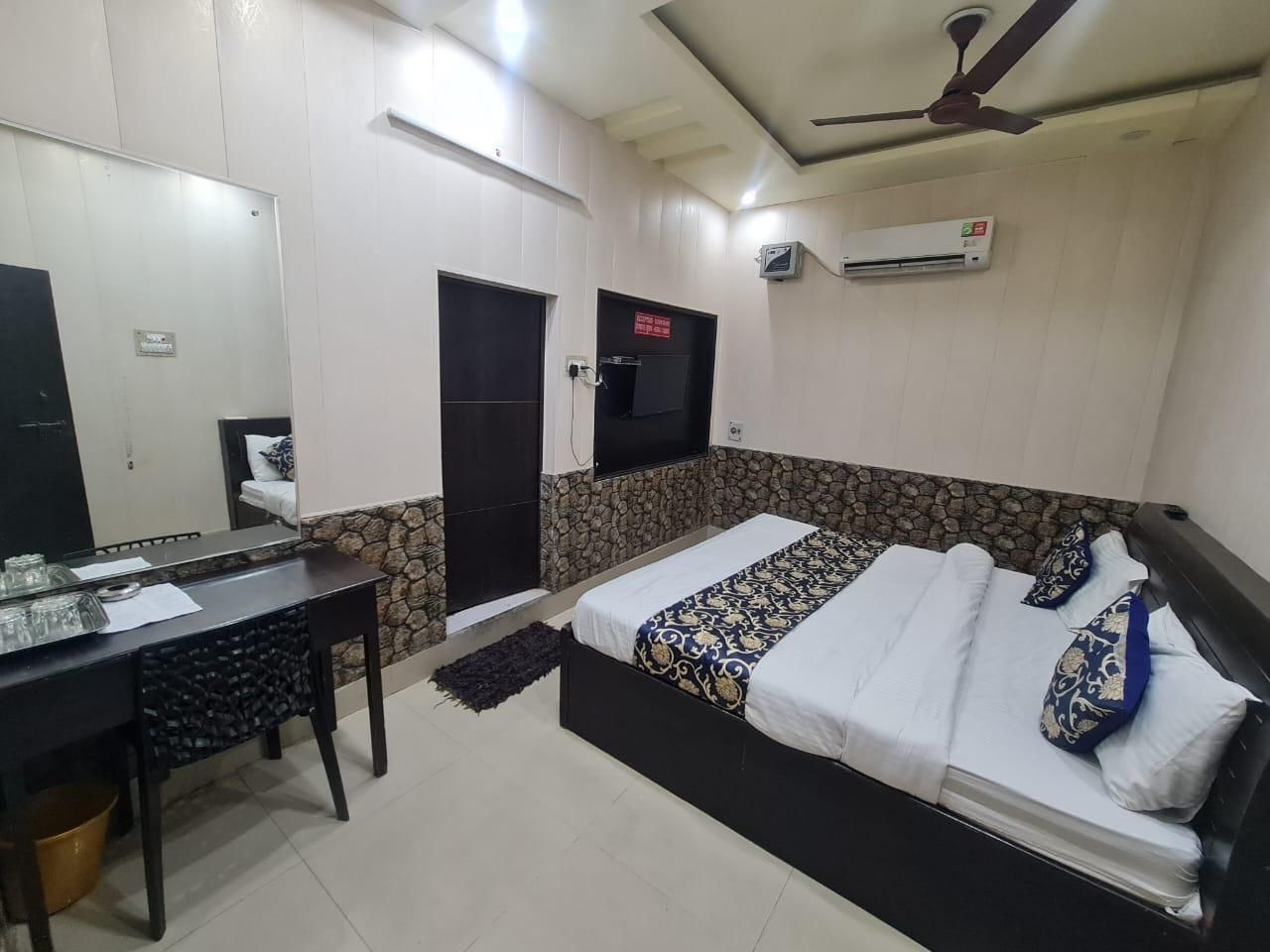 Hotel Vrindavan Palace Standard Double Bed AC Room 9
