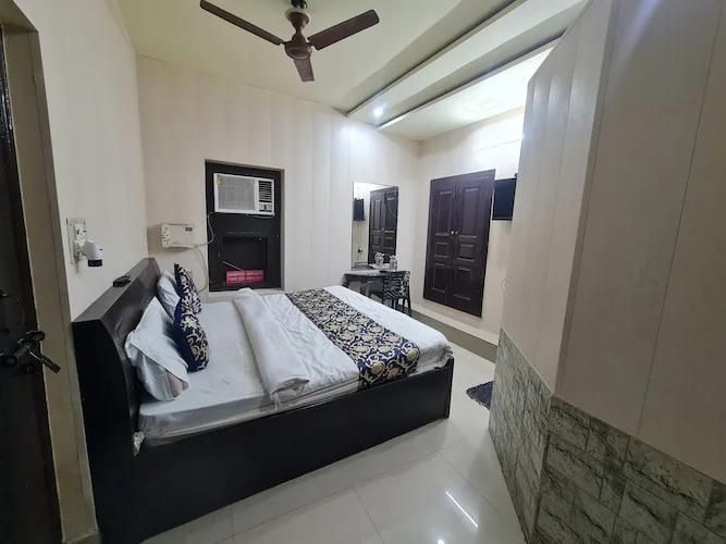 Hotel Vrindavan Palace Standard Double Bed AC Room 2