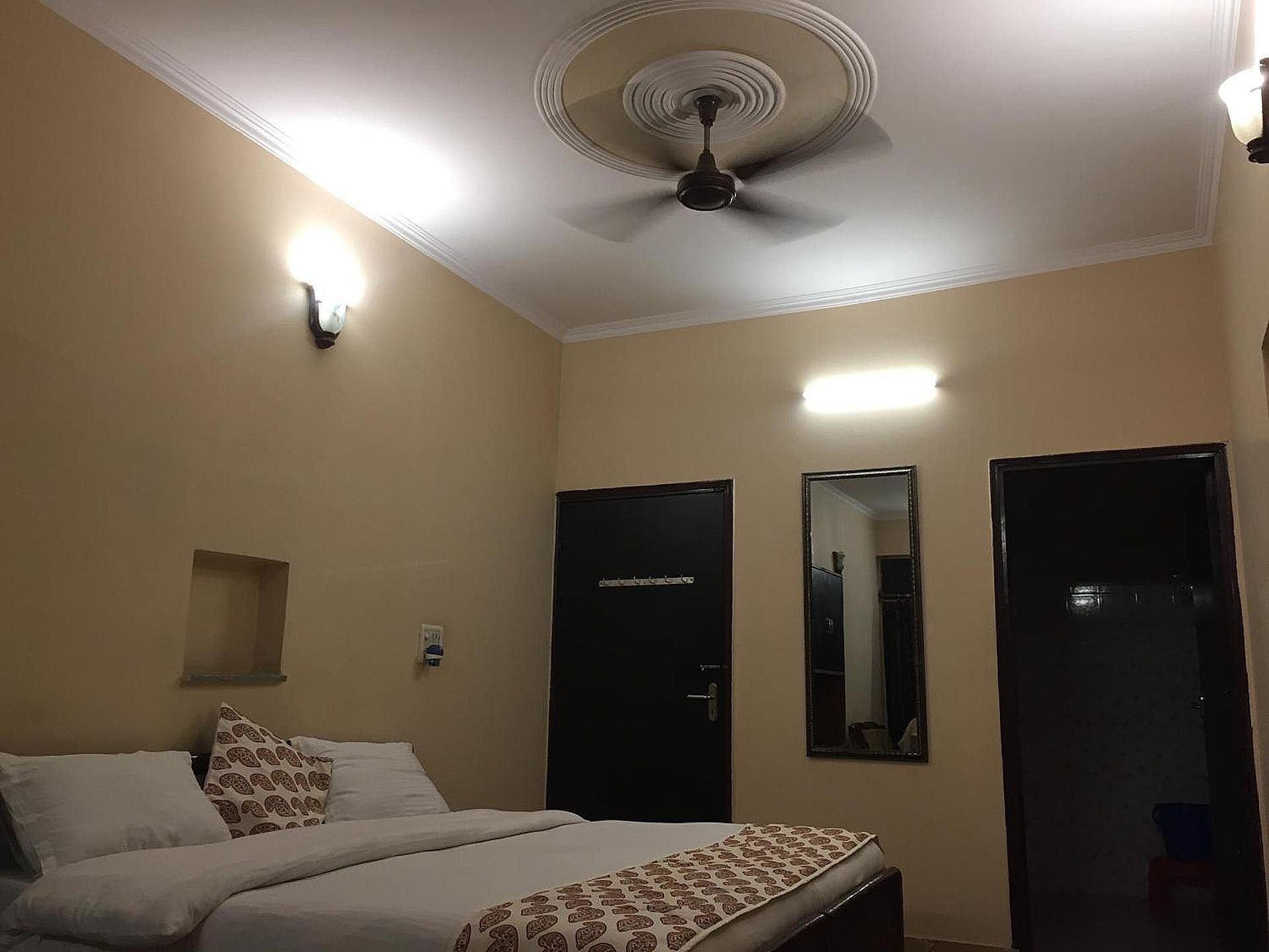 Ashu Villa Guest House Deluxe Room 3