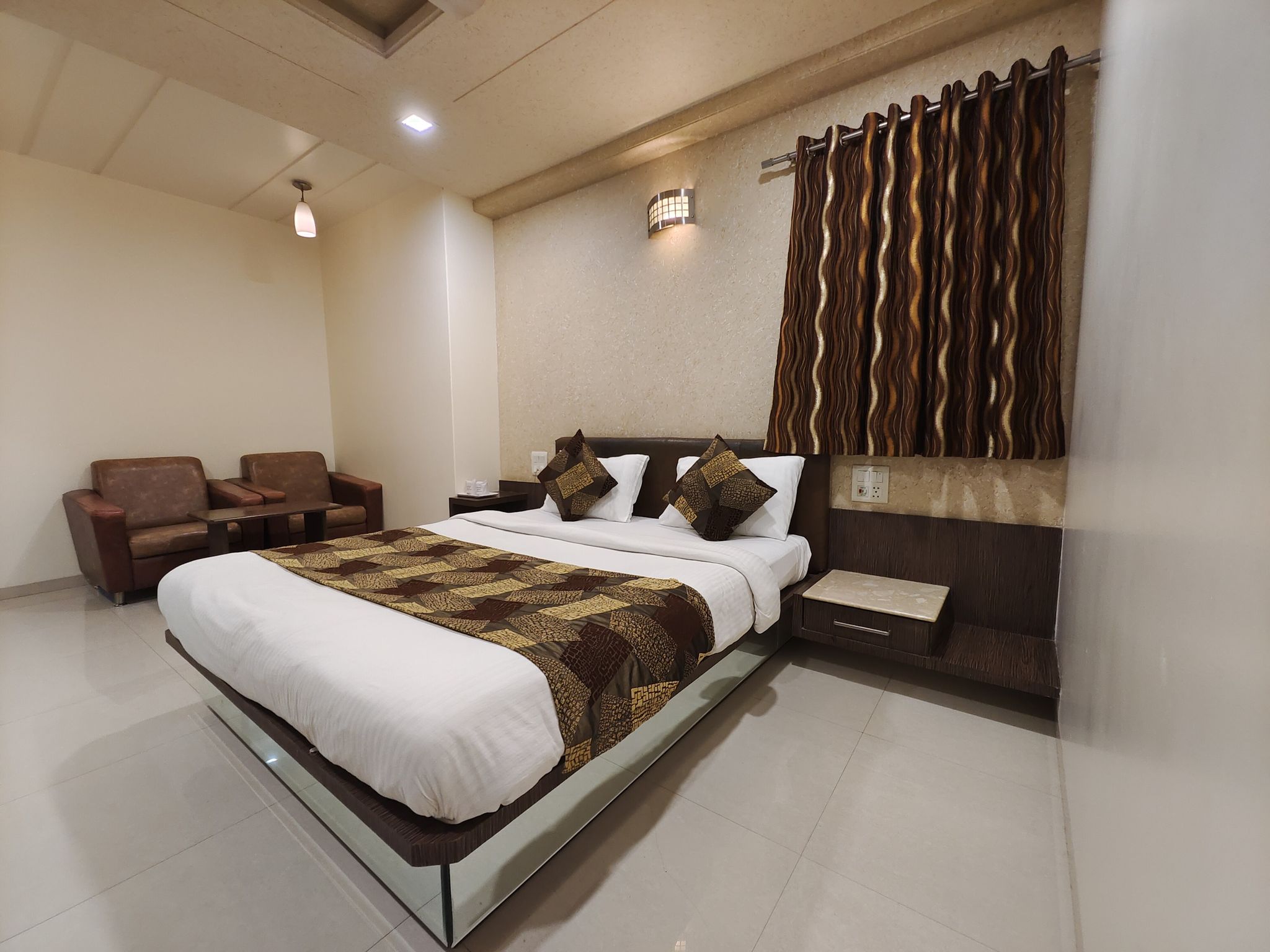 The Vraj HOTEL Comfort 9