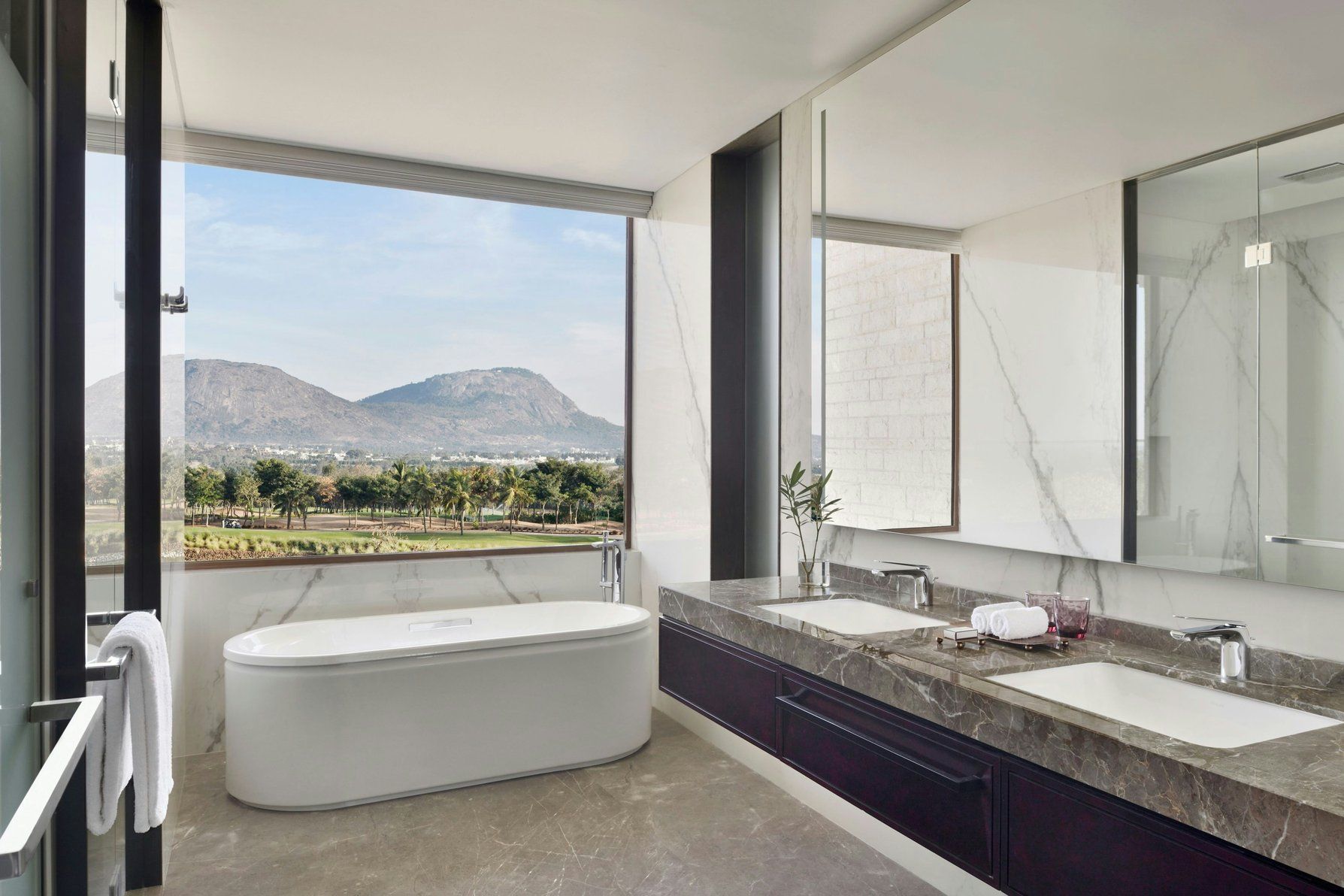 Executive Club Room, Club lounge access, Guest room, 1 King, Golf view, Balcony