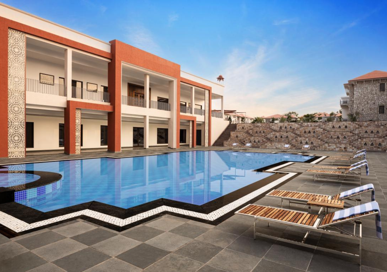 Swimming pool [outdoor]