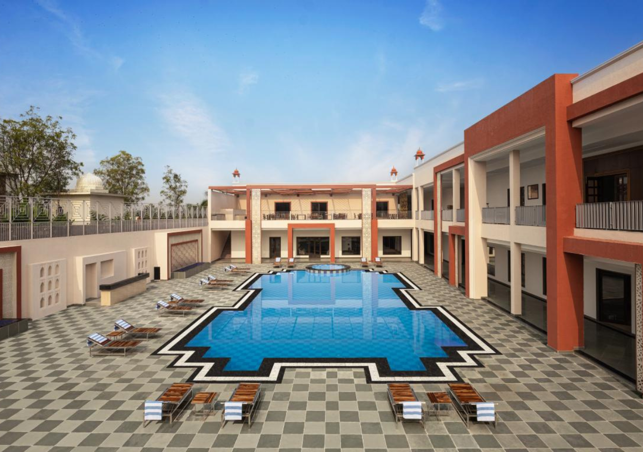 Swimming pool [outdoor]