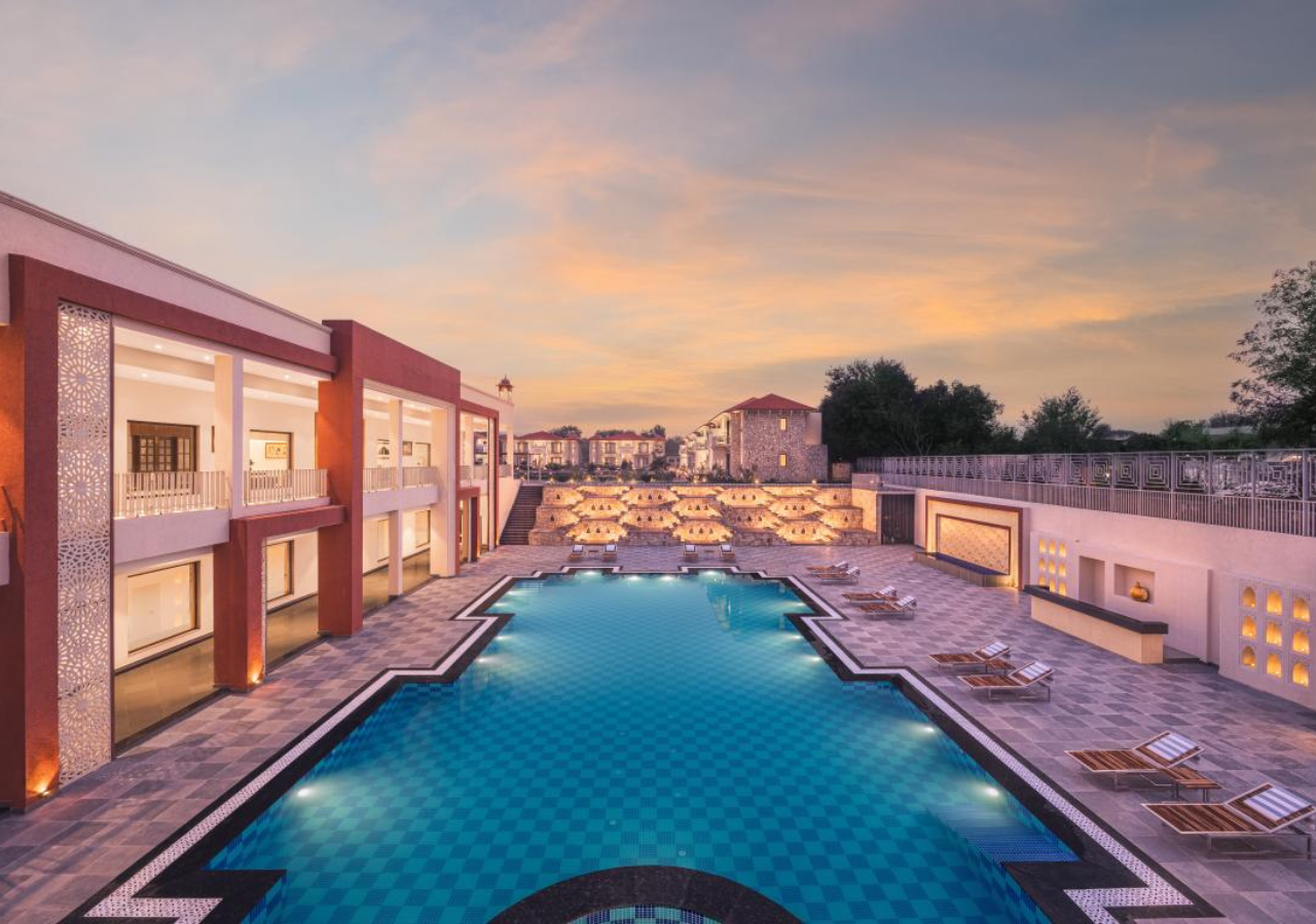 swimming pool [outdoor]