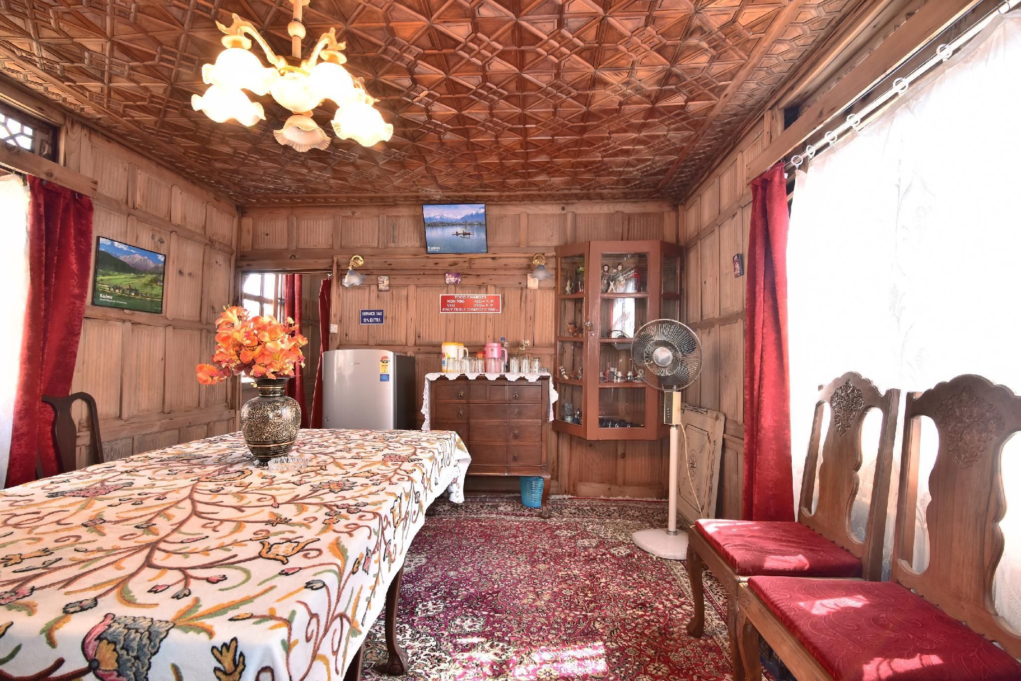 Golden Hopes Group of Houseboats Standard Room